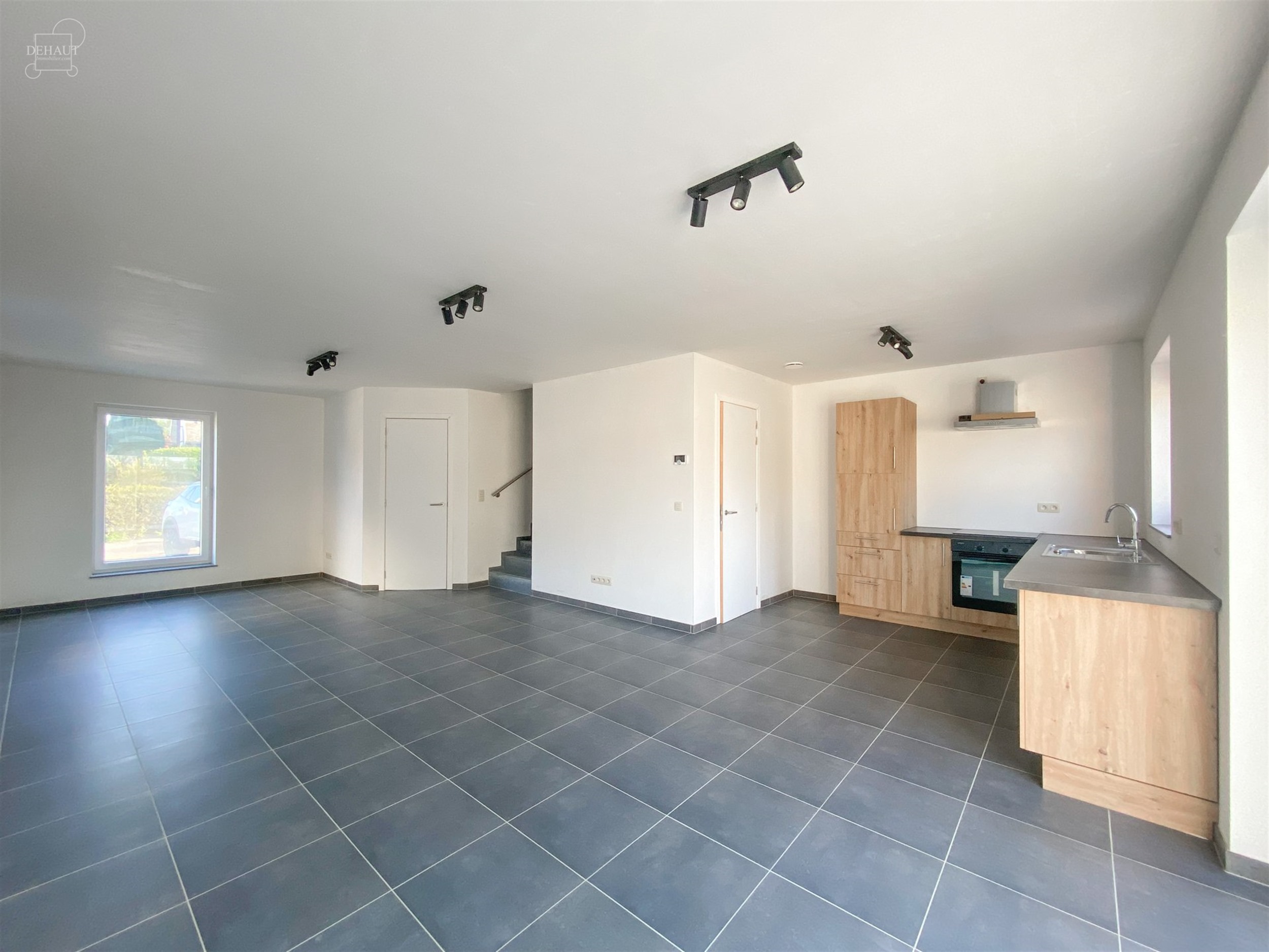 Schitterend nieuw semi-individueel gebouw bestaande uit een inkomhal, een woonkamer die uitgeeft op een ingerichte keuken, een bijkeuken, twee toilett...