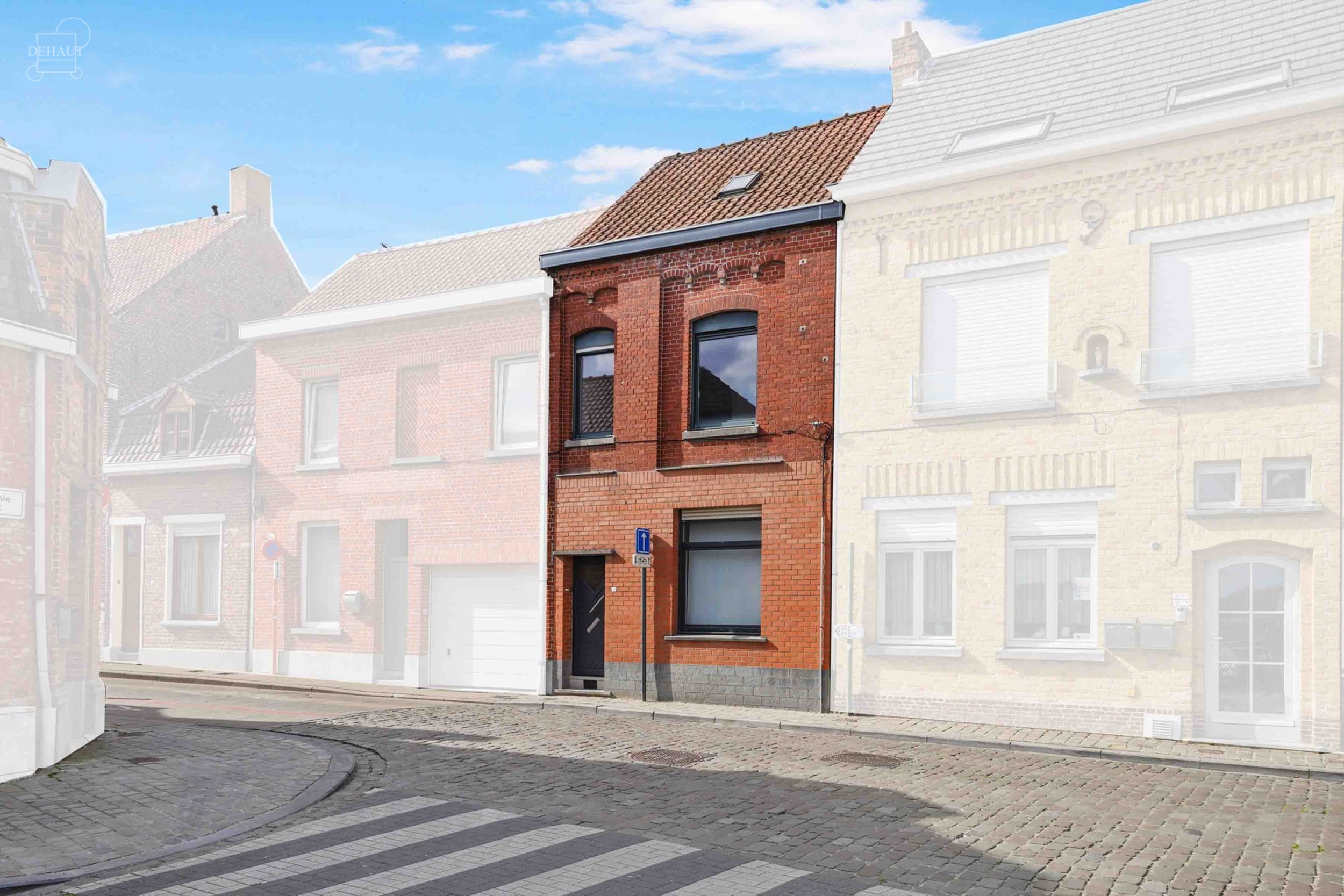 Jolie maison de ville située à deux pas de la Lys. Se compose d'un hall d'entrée desservant un séjour, une cuisine équipée, une salle de bain, u...