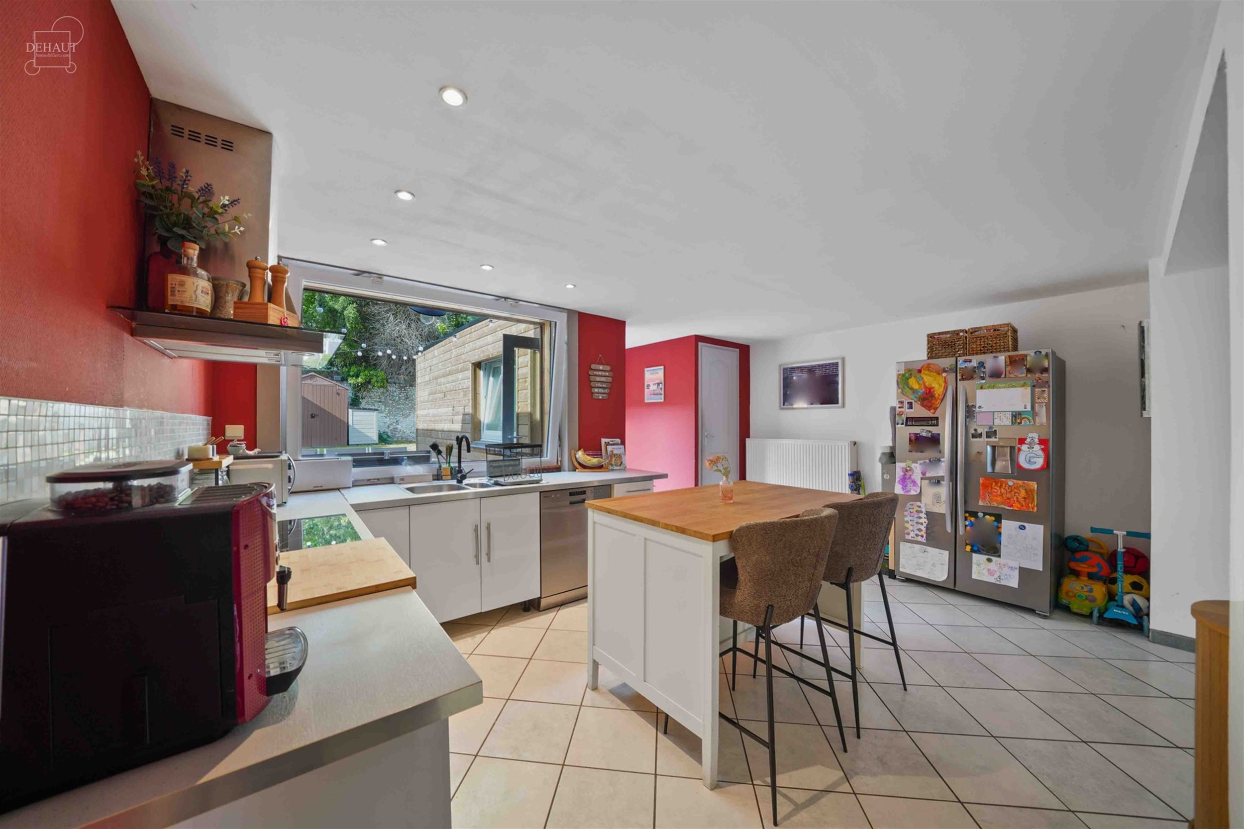 Jolie maison de ville située à deux pas de la Lys. Se compose d'un hall d'entrée desservant un séjour, une cuisine équipée, une salle de bain, u...