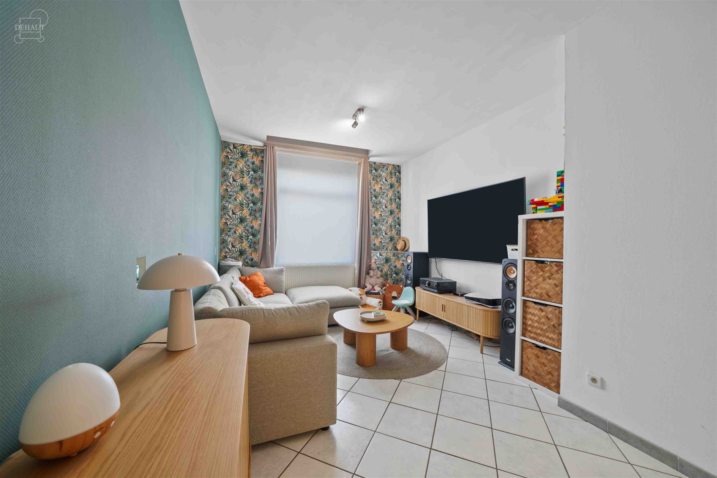 Jolie maison de ville située à deux pas de la Lys. Se compose d'un hall d'entrée desservant un séjour, une cuisine équipée, une salle de bain, u...