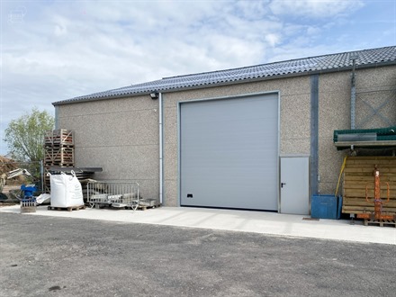Grote hangar (ong. 11m x 20m) te voltooien op ong. 410m² grond, inclusief ong. 80m² parkeerruimte en privétoegang.
Riolering, afwatering, gepolijst...