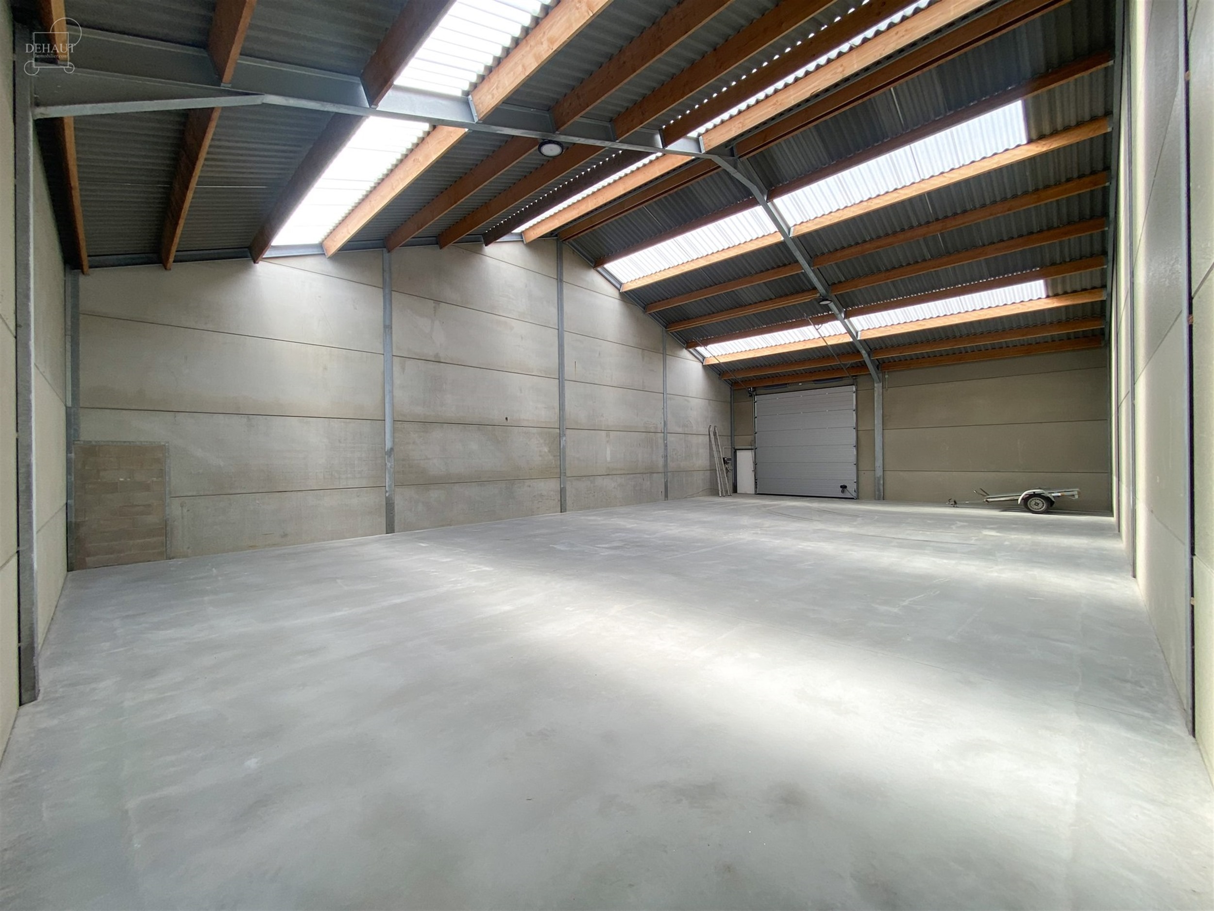 Grand hangar neuf (uniquement pour indépendants assujettis à la TVA).
Accès sécurisé par portail et système de vidéosurveillance.
Superficie ...