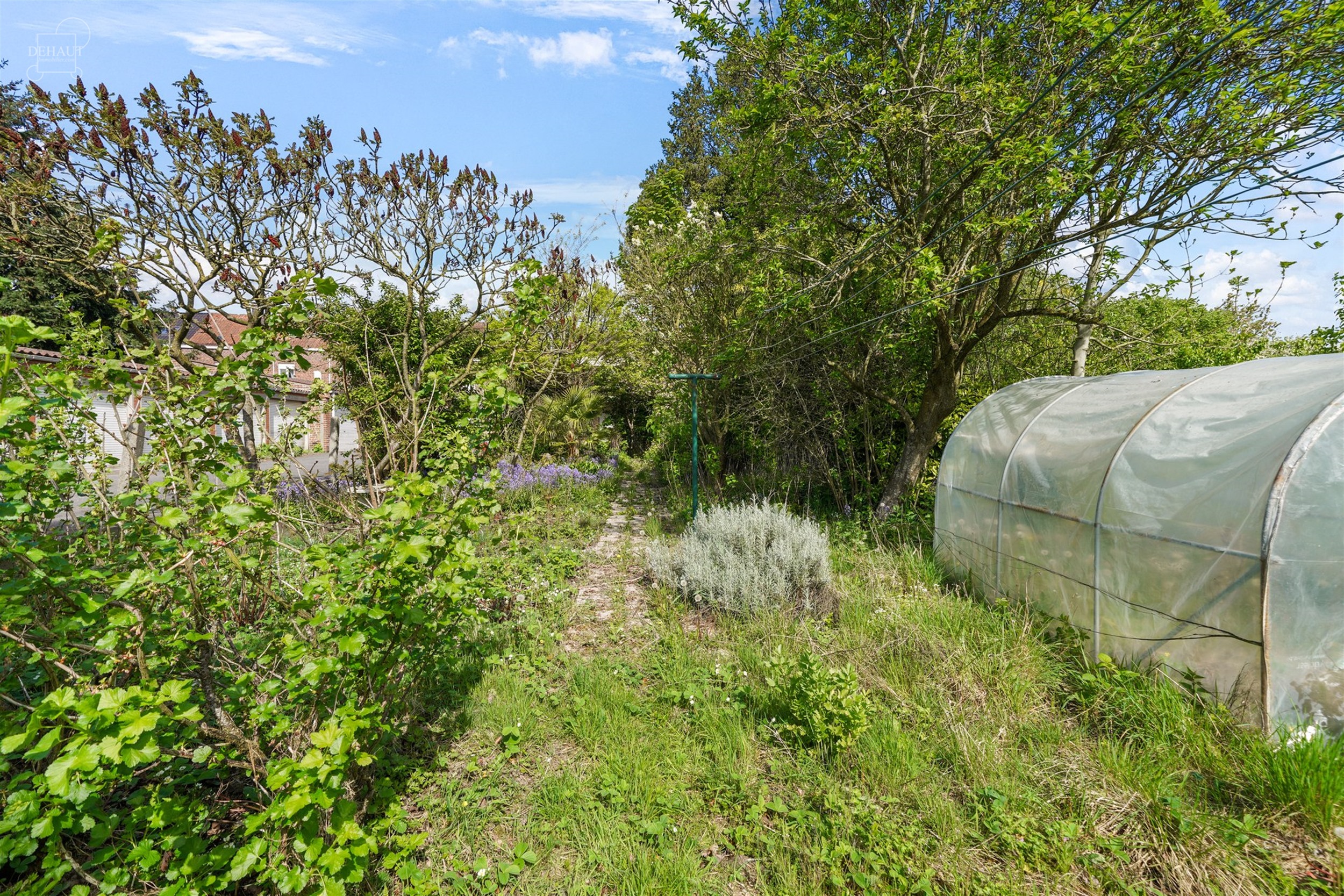 Aantrekkelijk, ruim appartement vlakbij het stadscentrum, met garage en tuin.
Begane grond: hal, bijkeuken, kelder en garage. Eerste verdieping: grot...