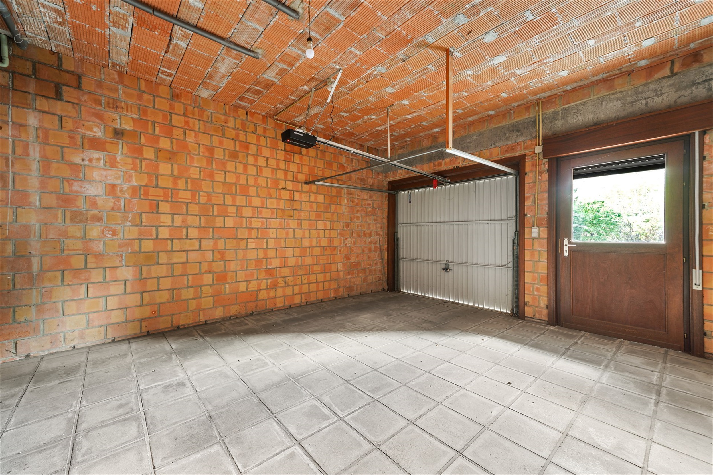 Aantrekkelijk, ruim appartement vlakbij het stadscentrum, met garage en tuin.
Begane grond: hal, bijkeuken, kelder en garage. Eerste verdieping: grot...