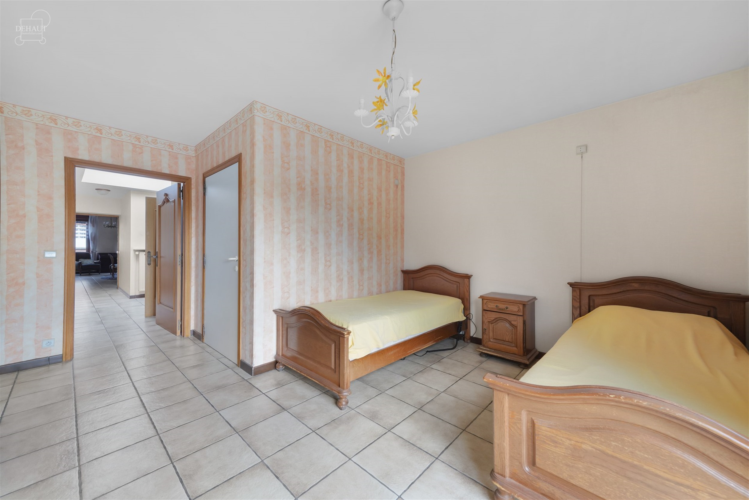 Aantrekkelijk, ruim appartement vlakbij het stadscentrum, met garage en tuin.
Begane grond: hal, bijkeuken, kelder en garage. Eerste verdieping: grot...