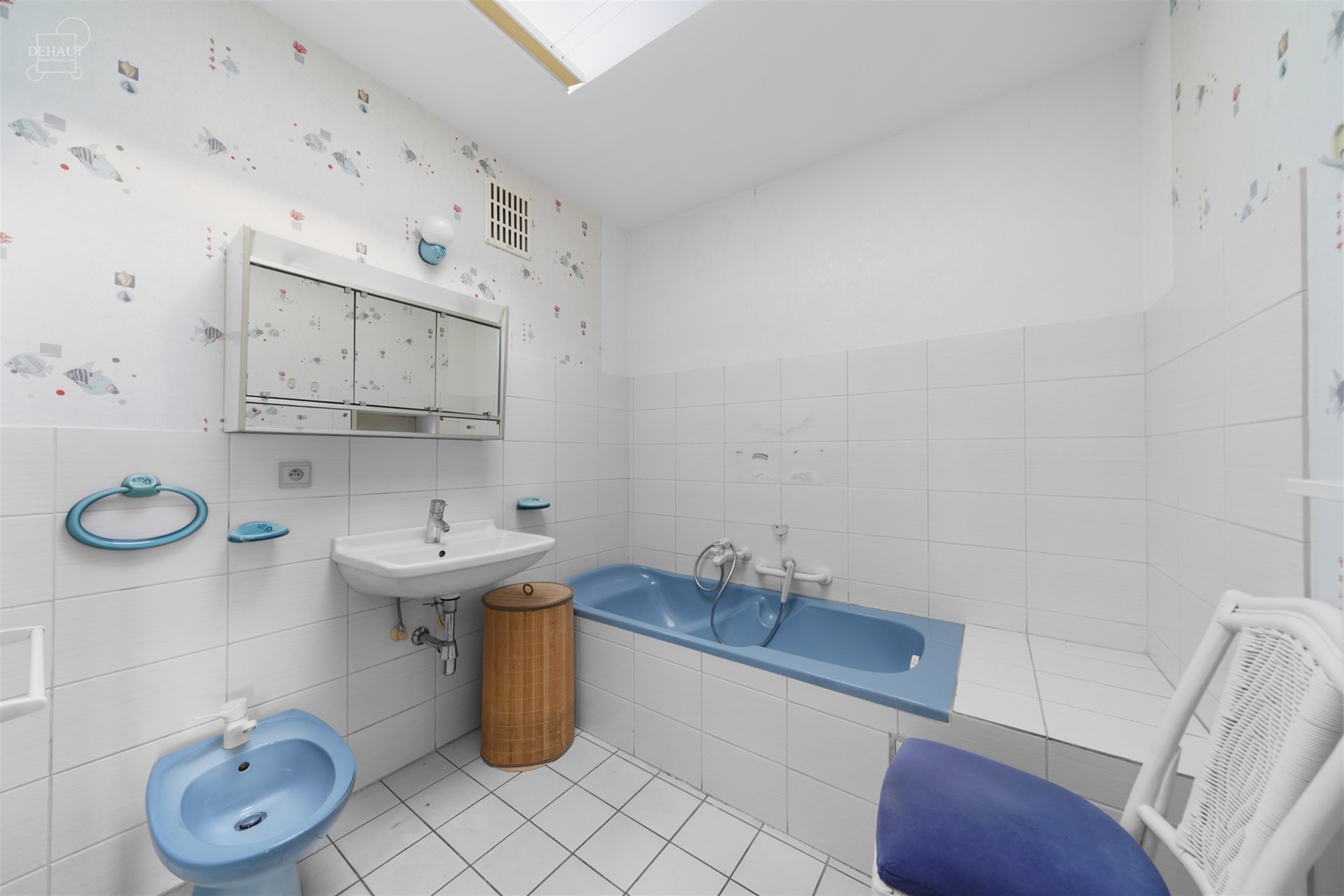 Aantrekkelijk, ruim appartement vlakbij het stadscentrum, met garage en tuin.
Begane grond: hal, bijkeuken, kelder en garage. Eerste verdieping: grot...