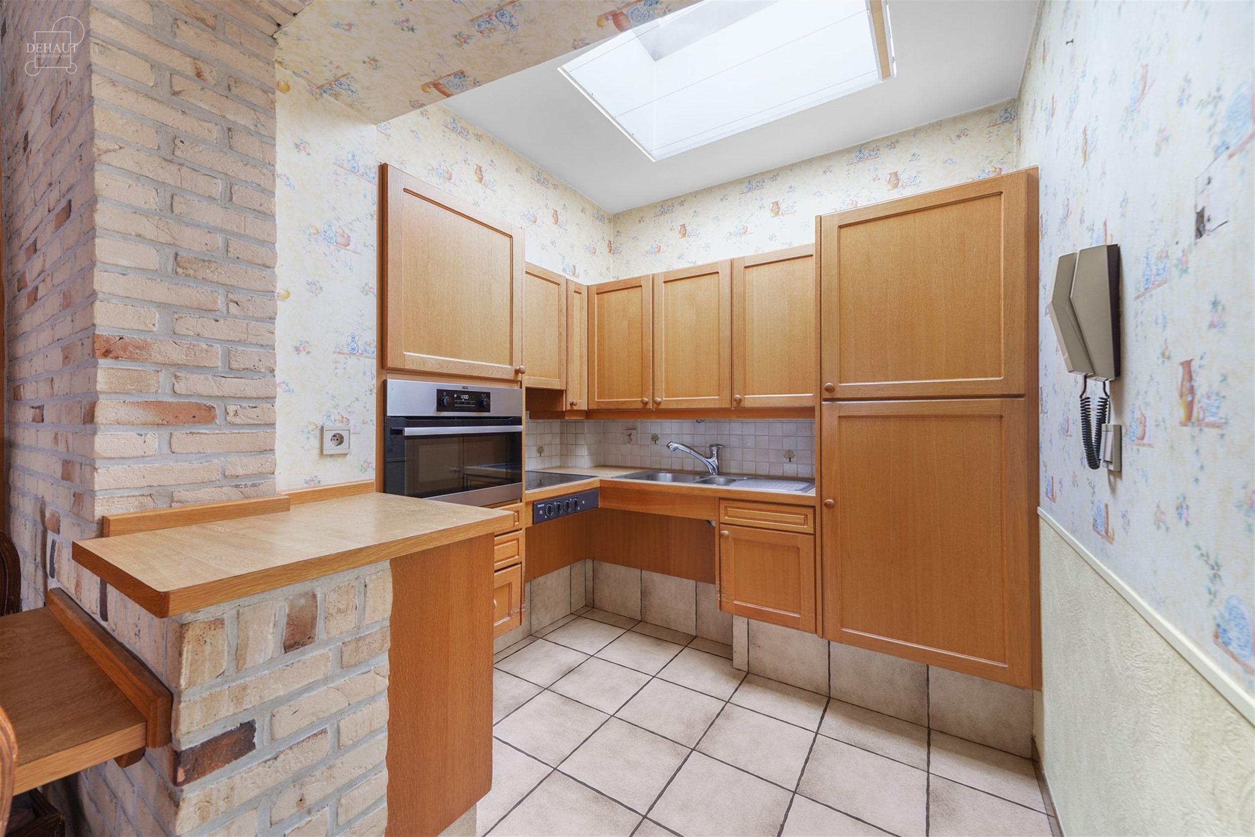 Aantrekkelijk, ruim appartement vlakbij het stadscentrum, met garage en tuin.
Begane grond: hal, bijkeuken, kelder en garage. Eerste verdieping: grot...