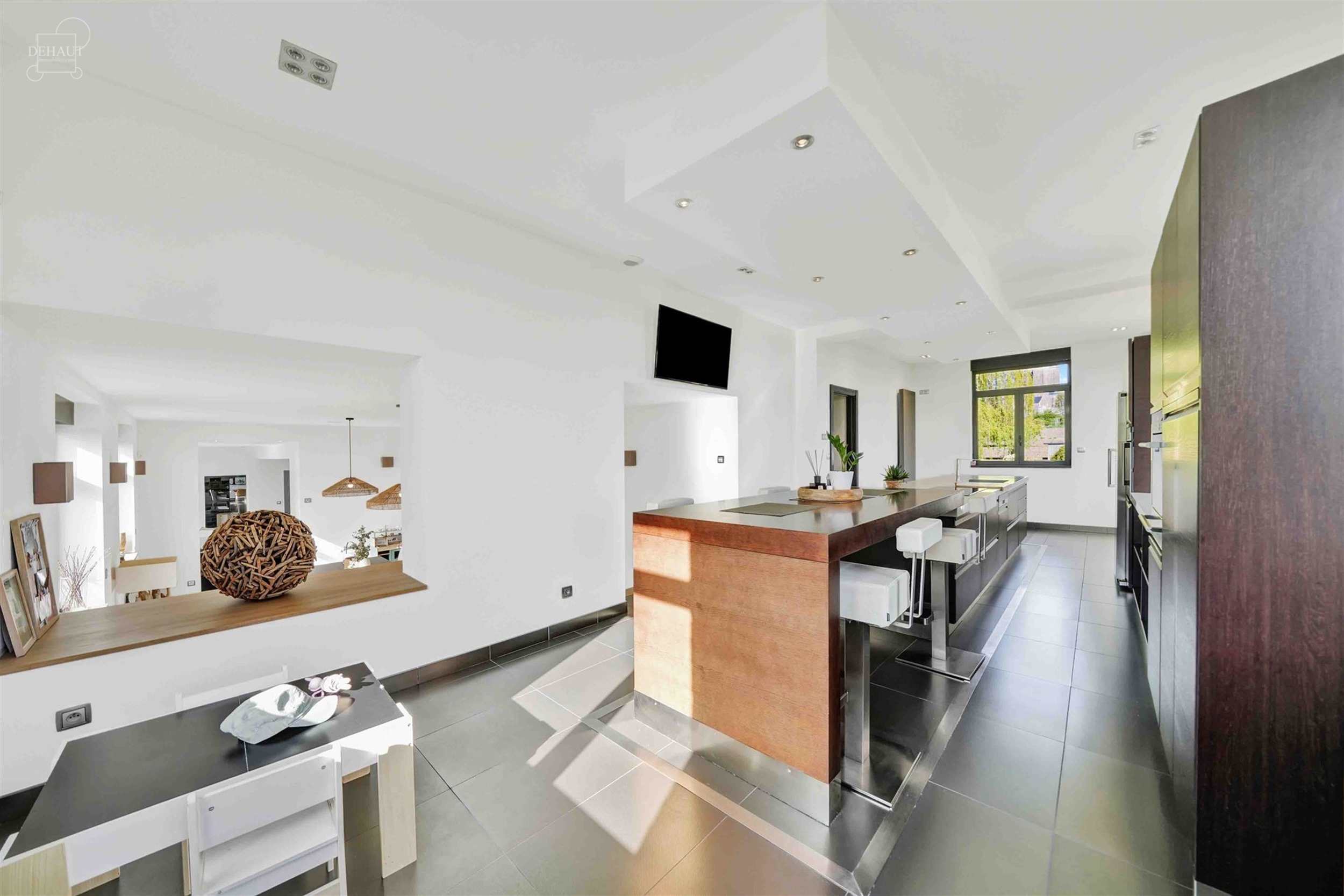 Luxueux corps de ferme bénéficiant d'un cadre d'exception et de volumes remarquables. Cette belle rénovation se distingue par son espace bien-être...