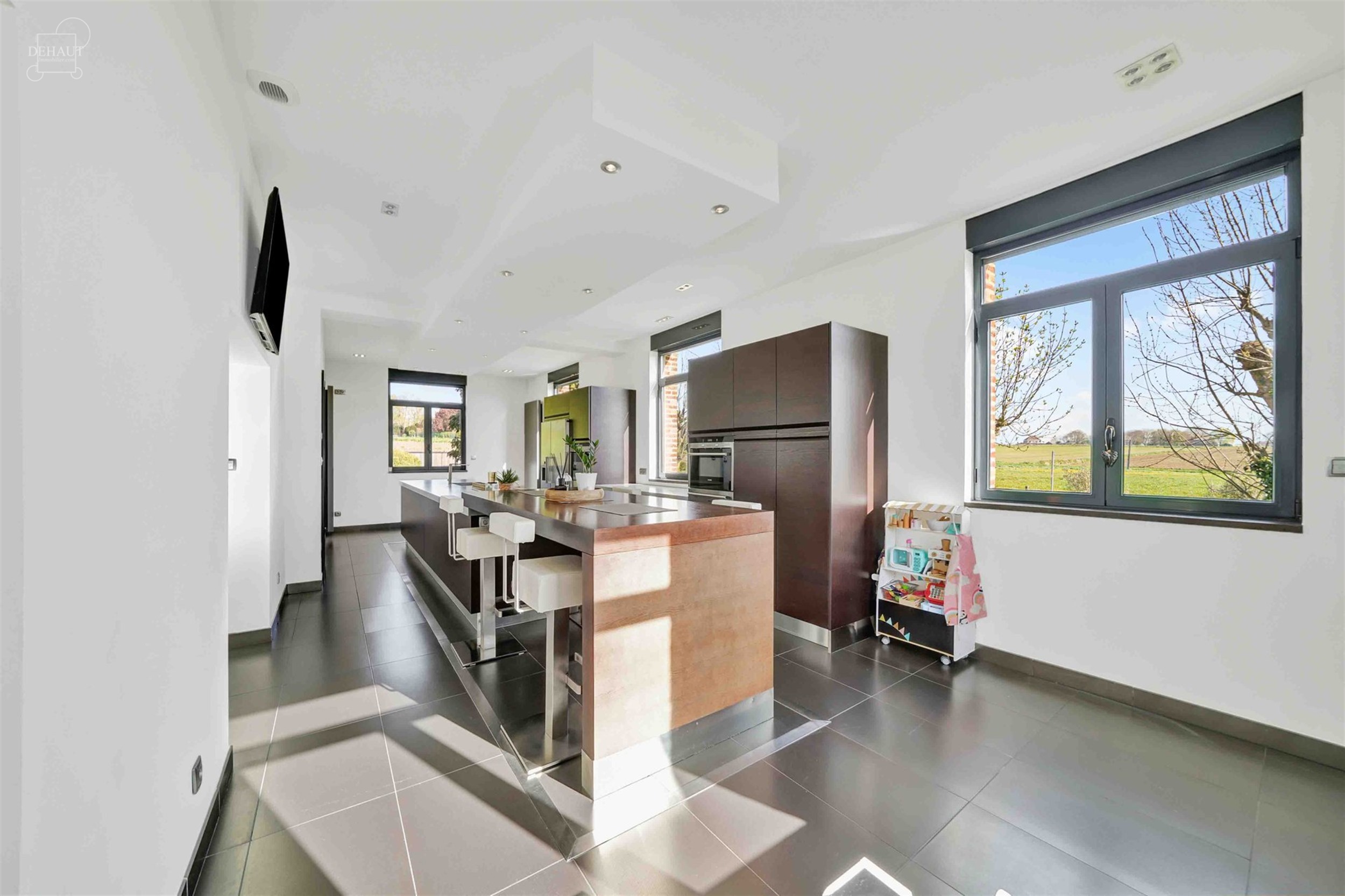 Luxueux corps de ferme bénéficiant d'un cadre d'exception et de volumes remarquables. Cette belle rénovation se distingue par son espace bien-être...