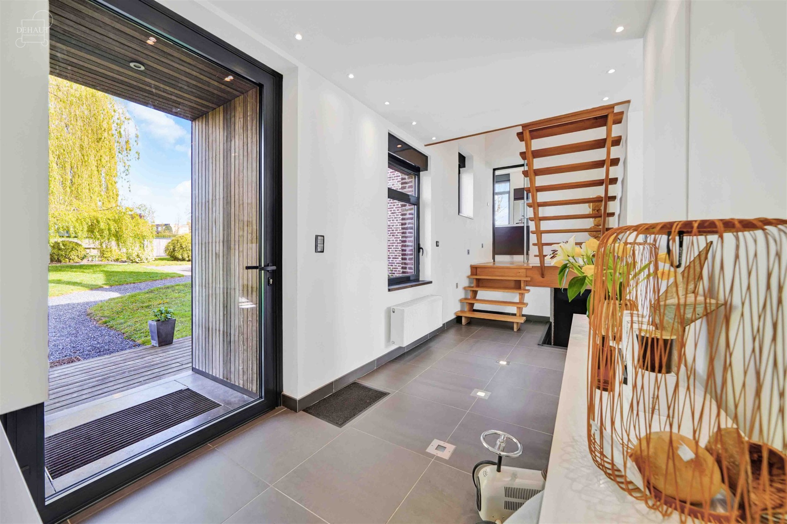 Luxueux corps de ferme bénéficiant d'un cadre d'exception et de volumes remarquables. Cette belle rénovation se distingue par son espace bien-être...