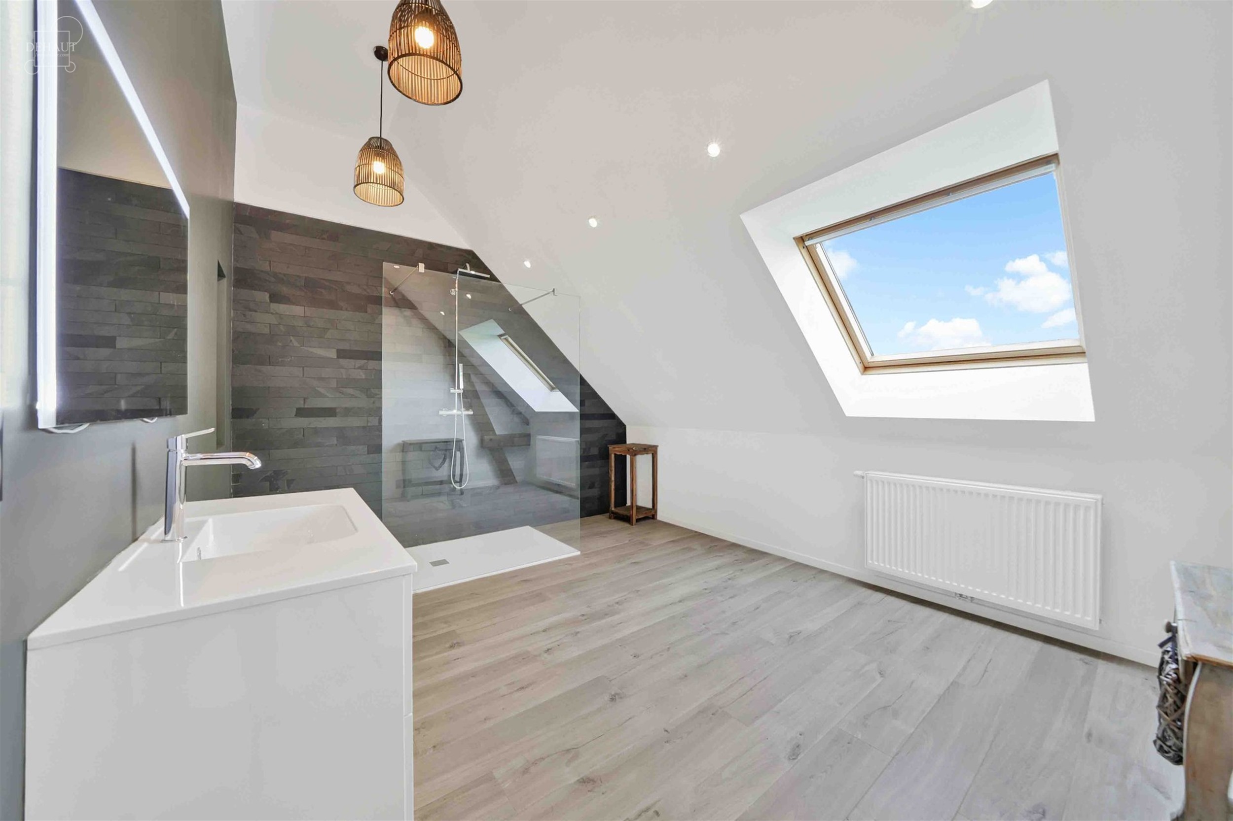 Luxueux corps de ferme bénéficiant d'un cadre d'exception et de volumes remarquables. Cette belle rénovation se distingue par son espace bien-être...