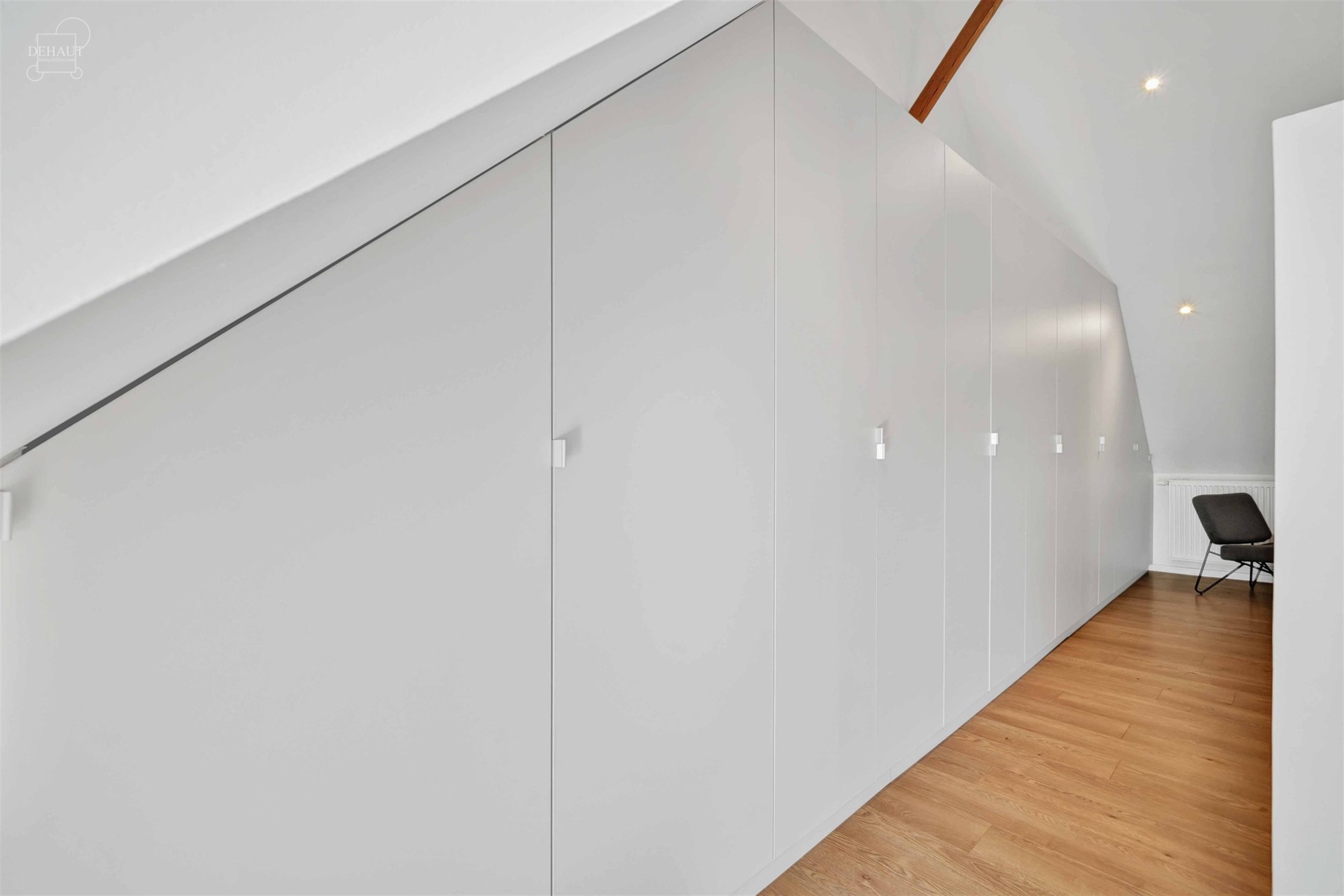 Luxueux corps de ferme bénéficiant d'un cadre d'exception et de volumes remarquables. Cette belle rénovation se distingue par son espace bien-être...