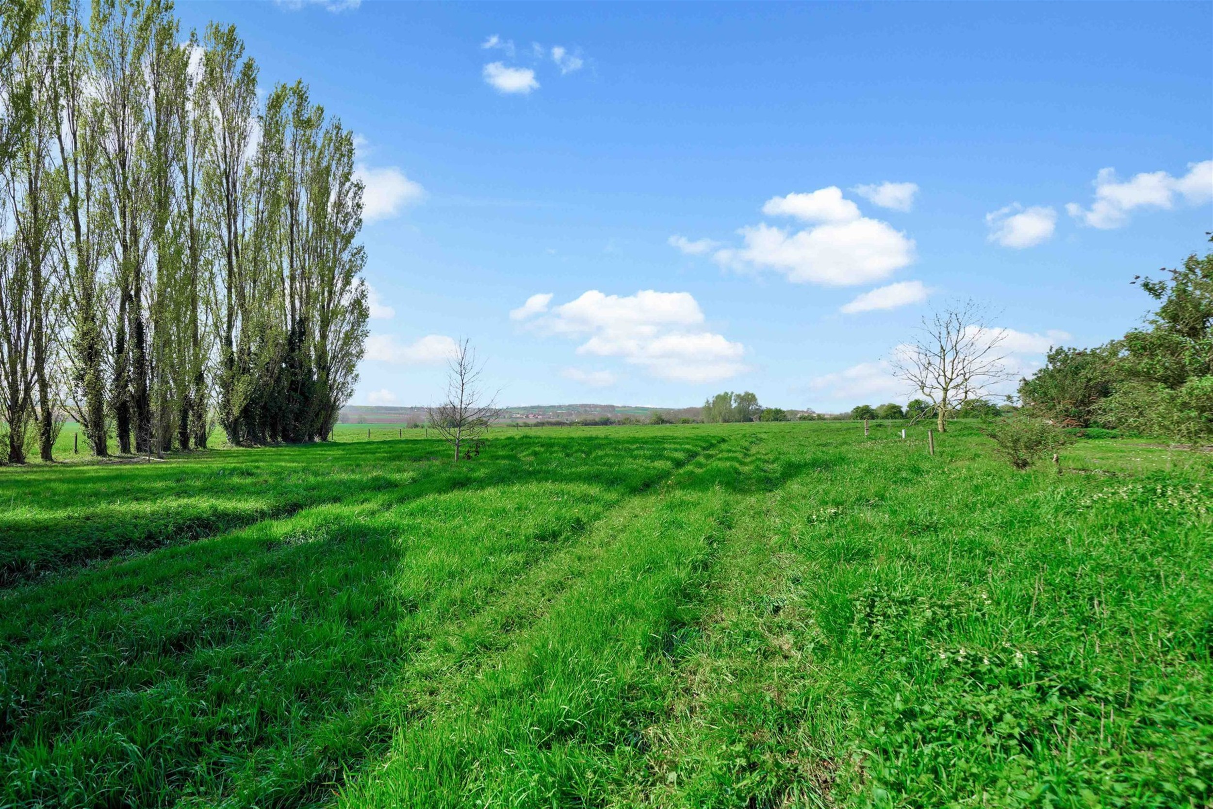 Luxueux corps de ferme bénéficiant d'un cadre d'exception et de volumes remarquables. Cette belle rénovation se distingue par son espace bien-être...