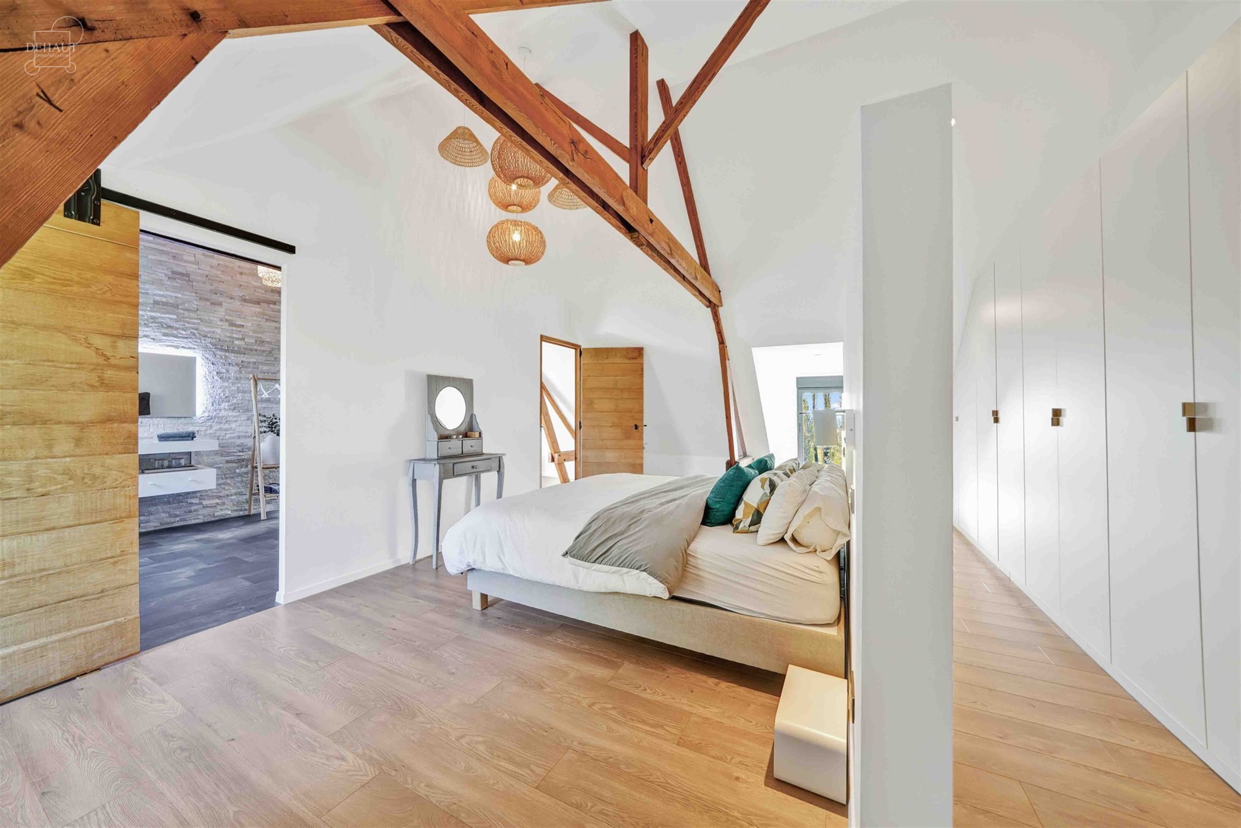 Luxueux corps de ferme bénéficiant d'un cadre d'exception et de volumes remarquables. Cette belle rénovation se distingue par son espace bien-être...