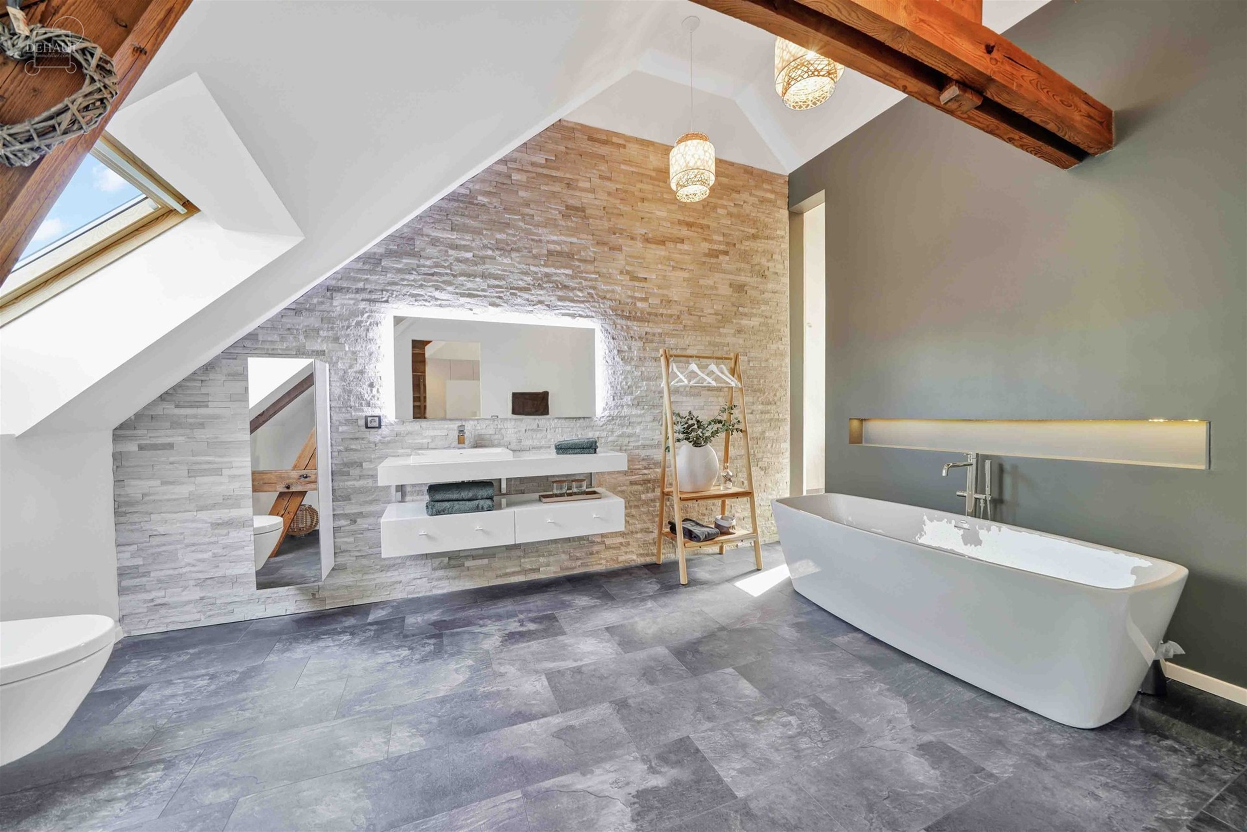 Luxueux corps de ferme bénéficiant d'un cadre d'exception et de volumes remarquables. Cette belle rénovation se distingue par son espace bien-être...