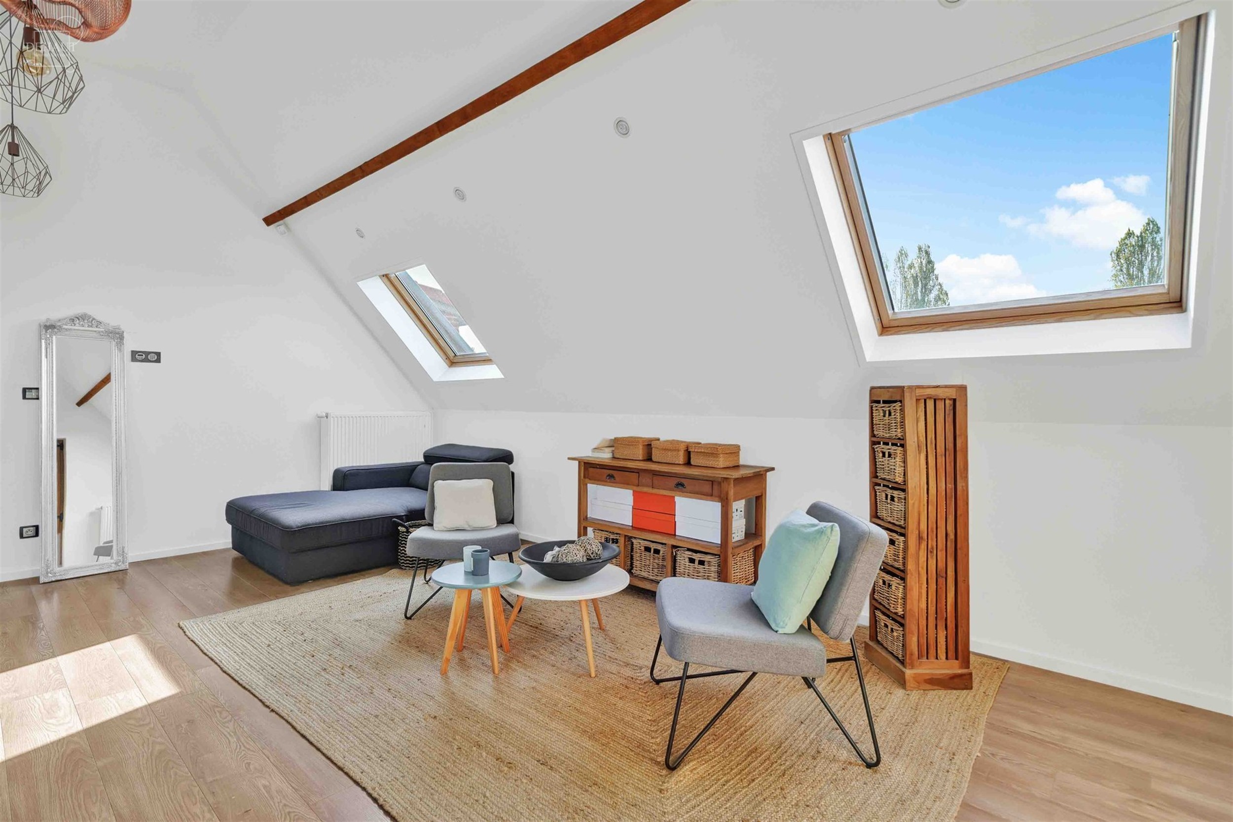 Luxueux corps de ferme bénéficiant d'un cadre d'exception et de volumes remarquables. Cette belle rénovation se distingue par son espace bien-être...