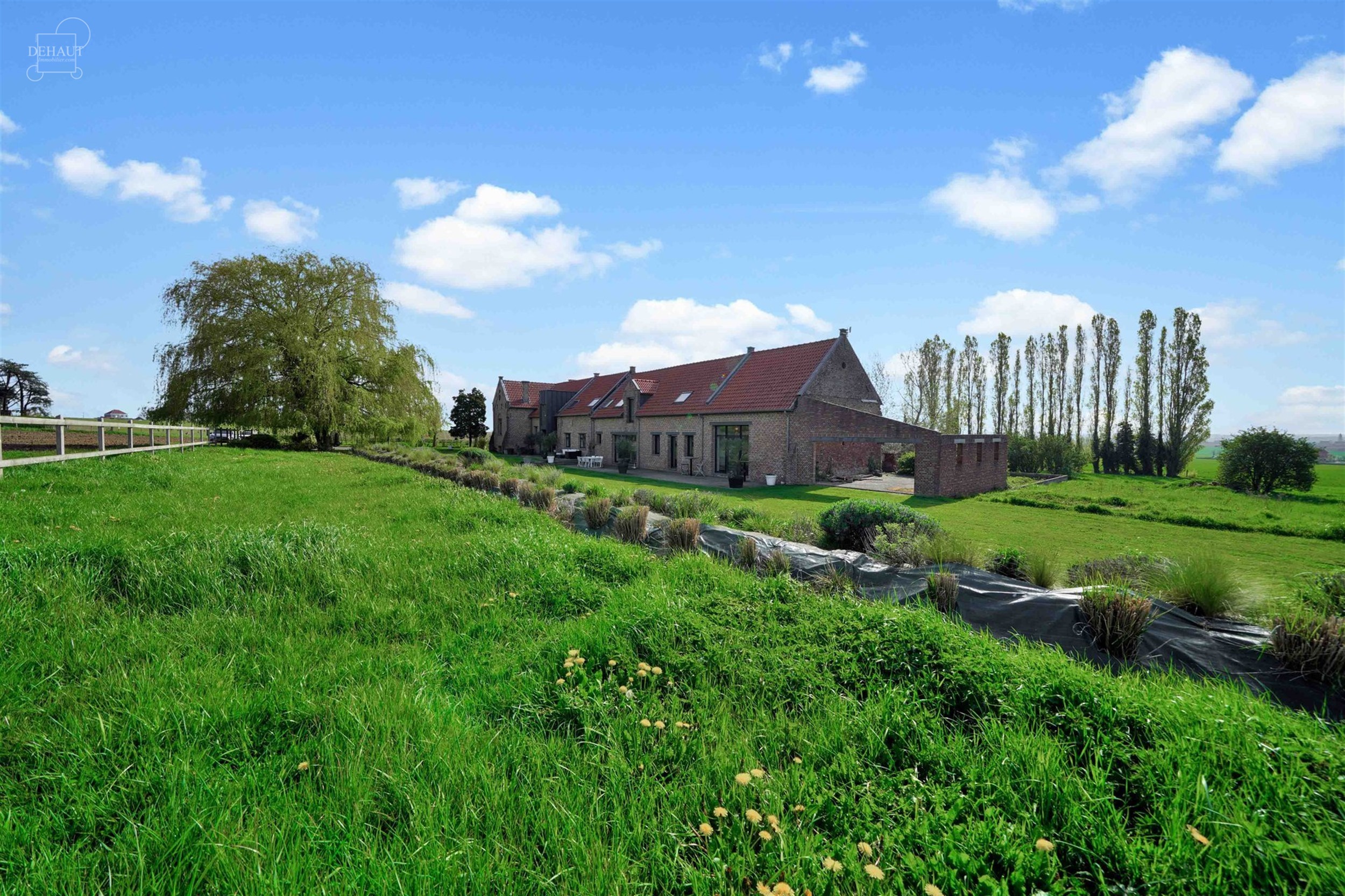 Luxueux corps de ferme bénéficiant d'un cadre d'exception et de volumes remarquables. Cette belle rénovation se distingue par son espace bien-être...