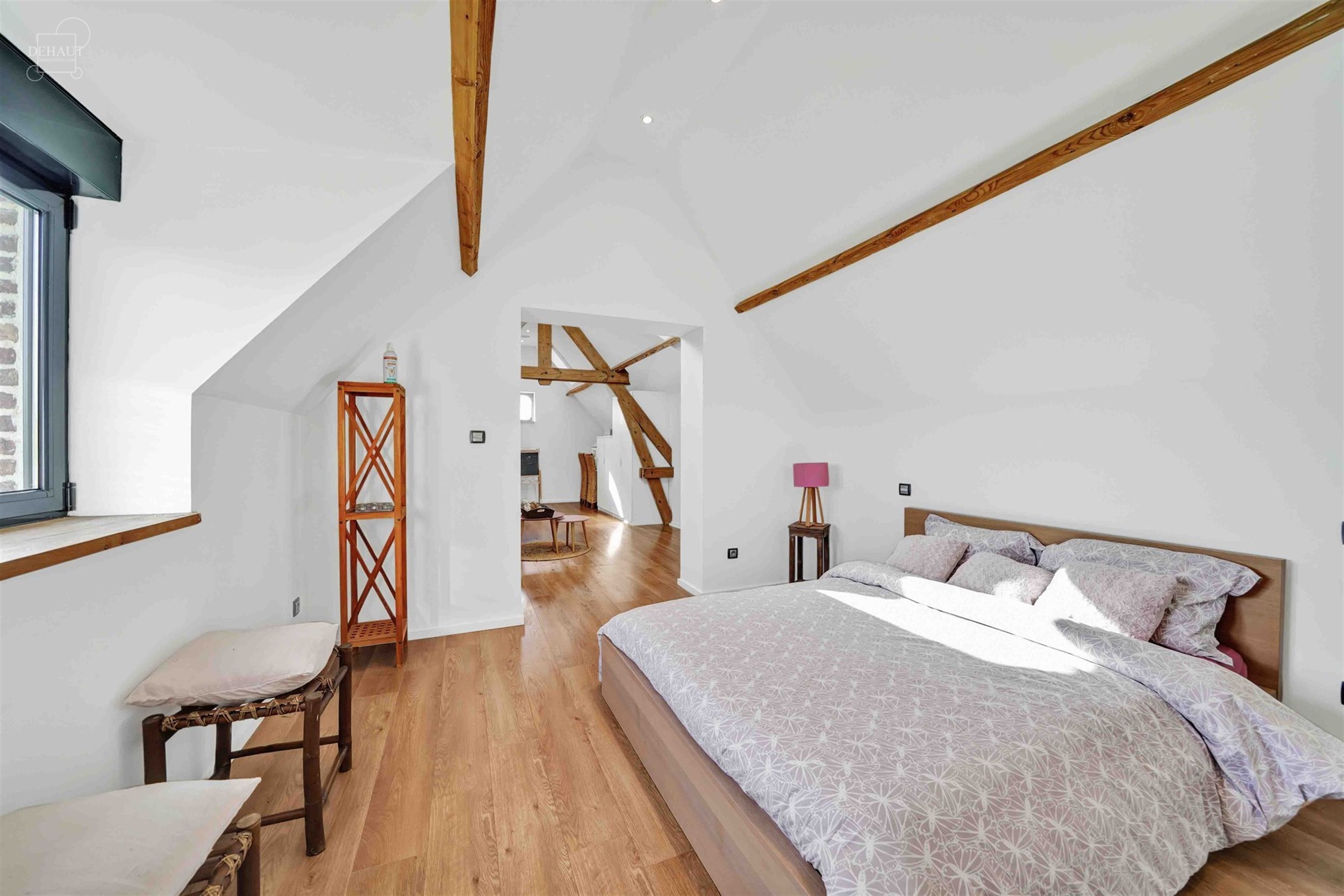 Luxueux corps de ferme bénéficiant d'un cadre d'exception et de volumes remarquables. Cette belle rénovation se distingue par son espace bien-être...