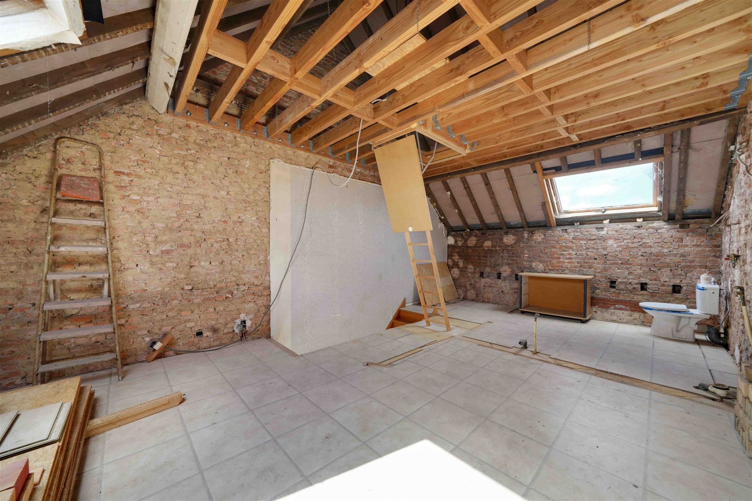 Mooi huis om af te bouwen, met een garage van ca. 55m² op de begane grond, een open woonruimte met keuken, een ruwbouw voor verbouwing en een zolder ...