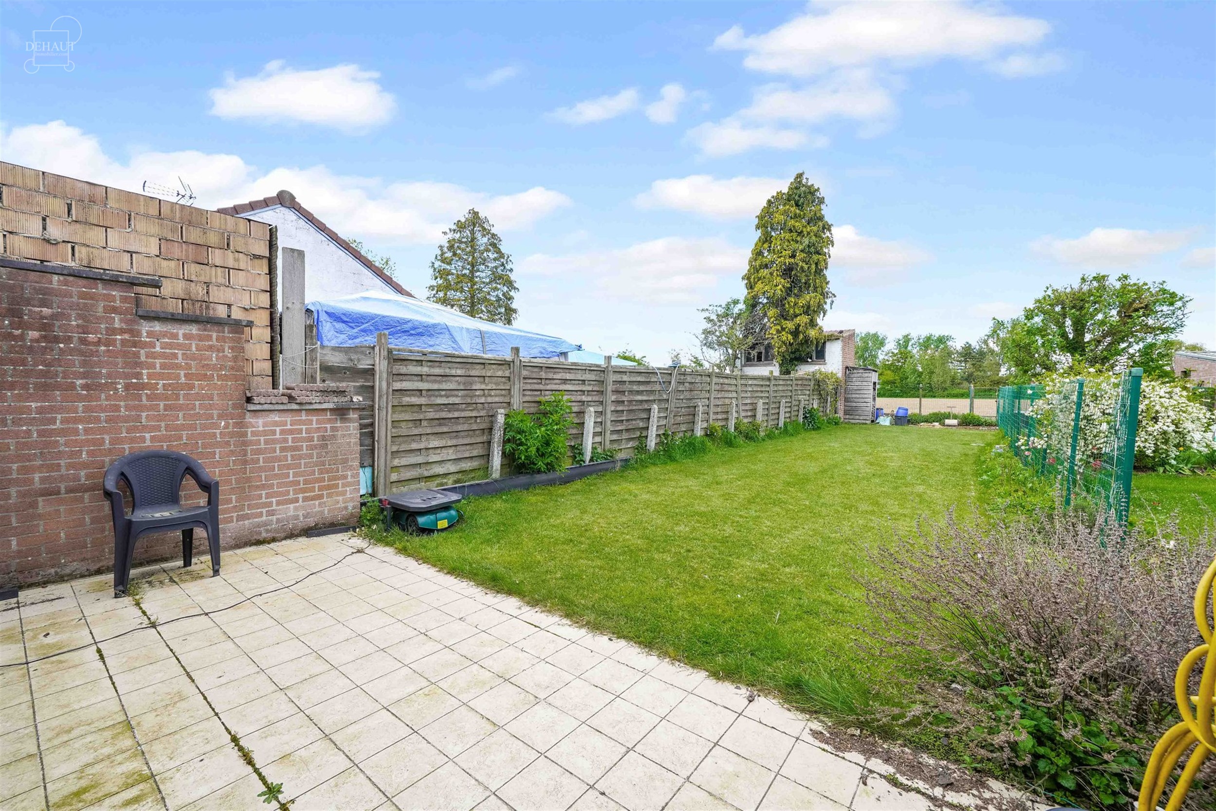 Mooi huis om af te bouwen, met een garage van ca. 55m² op de begane grond, een open woonruimte met keuken, een ruwbouw voor verbouwing en een zolder ...