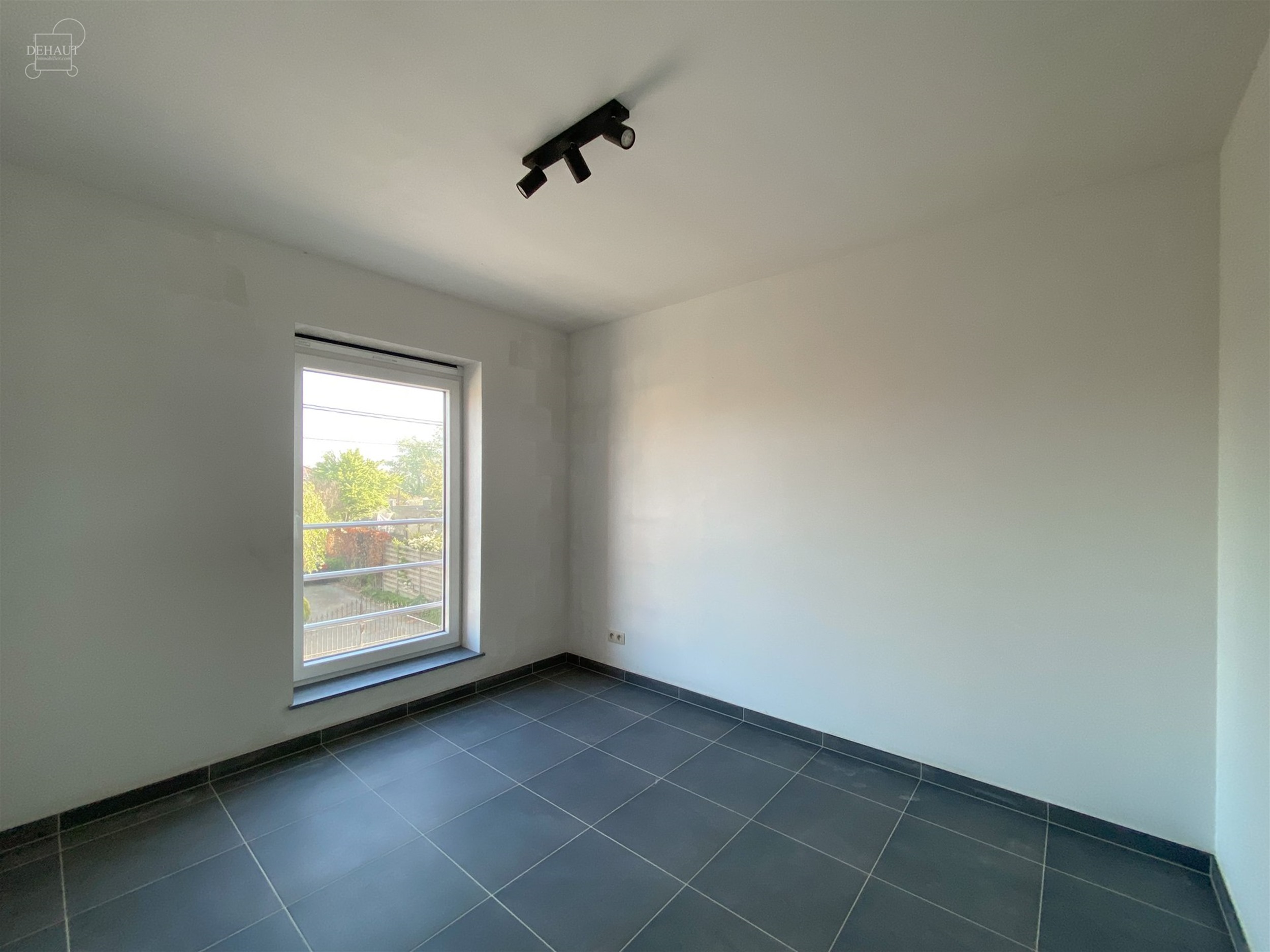 Schitterend nieuw semi-individueel gebouw bestaande uit een inkomhal, een woonkamer die uitgeeft op een ingerichte keuken, een bijkeuken, twee toilett...
