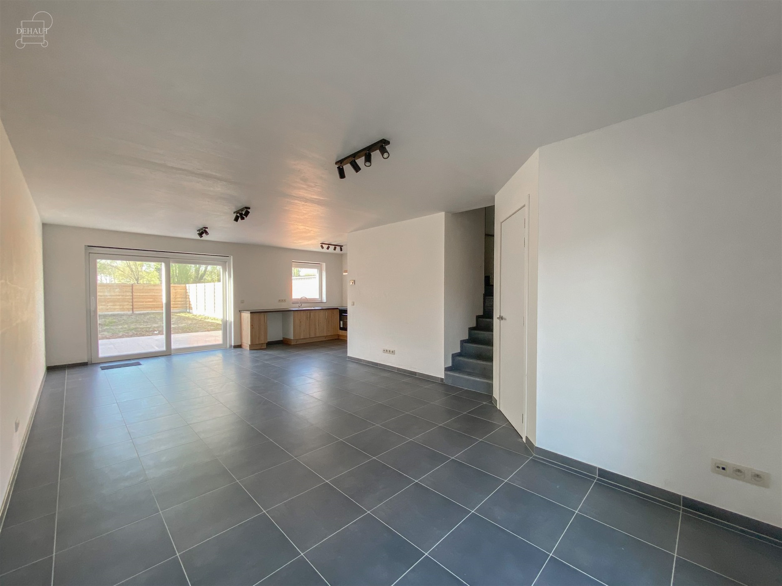 Schitterend nieuw semi-individueel gebouw bestaande uit een inkomhal, een woonkamer die uitgeeft op een ingerichte keuken, een bijkeuken, twee toilett...