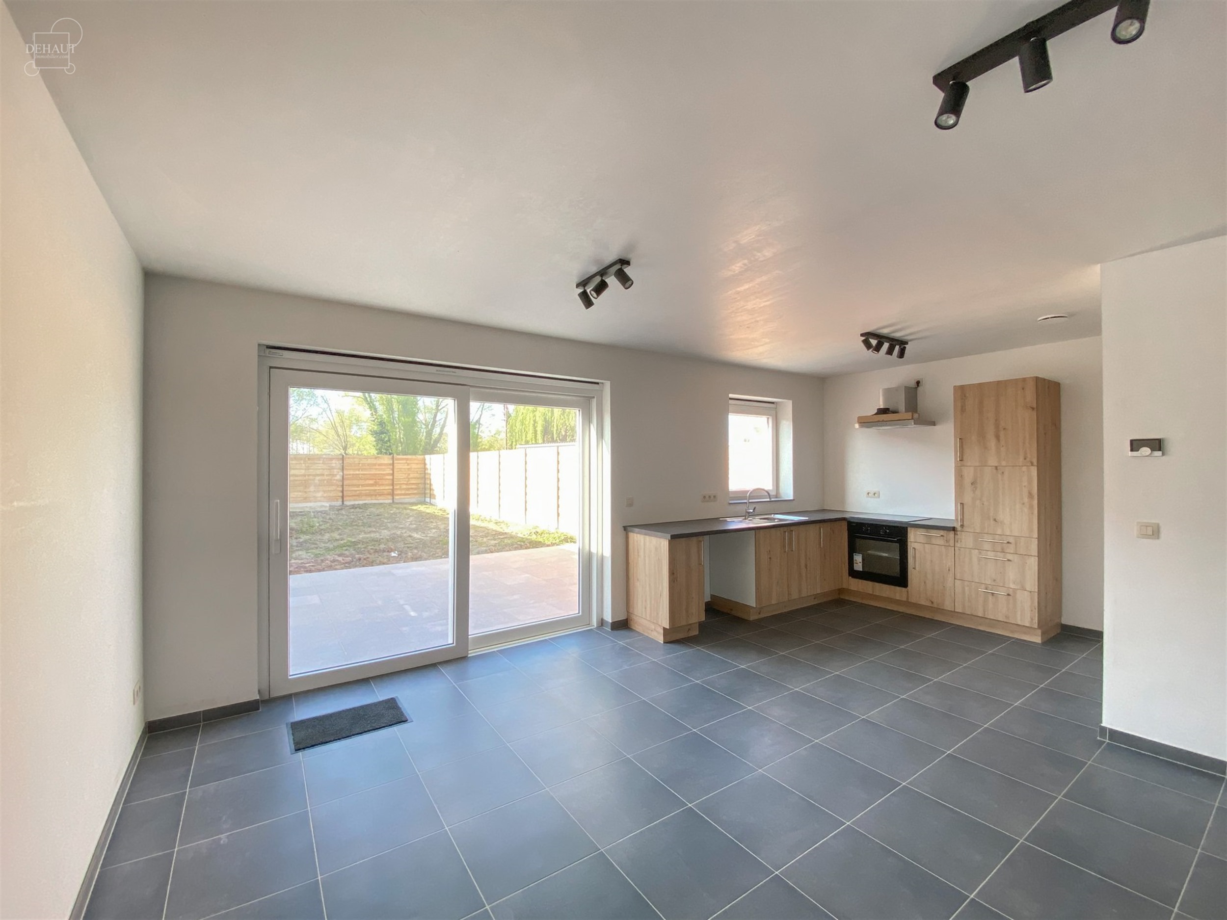 Schitterend nieuw semi-individueel gebouw bestaande uit een inkomhal, een woonkamer die uitgeeft op een ingerichte keuken, een bijkeuken, twee toilett...