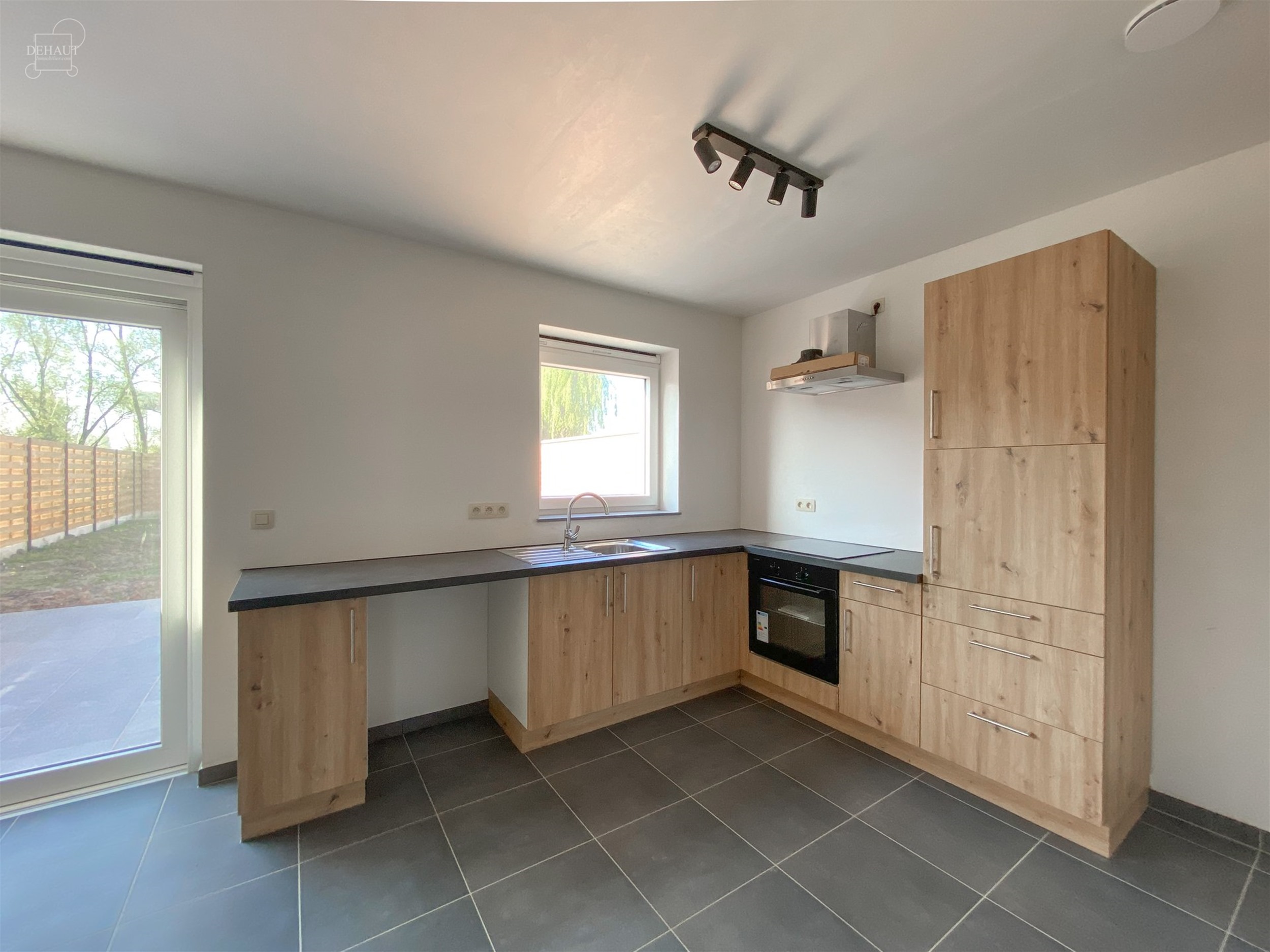 Schitterend nieuw semi-individueel gebouw bestaande uit een inkomhal, een woonkamer die uitgeeft op een ingerichte keuken, een bijkeuken, twee toilett...