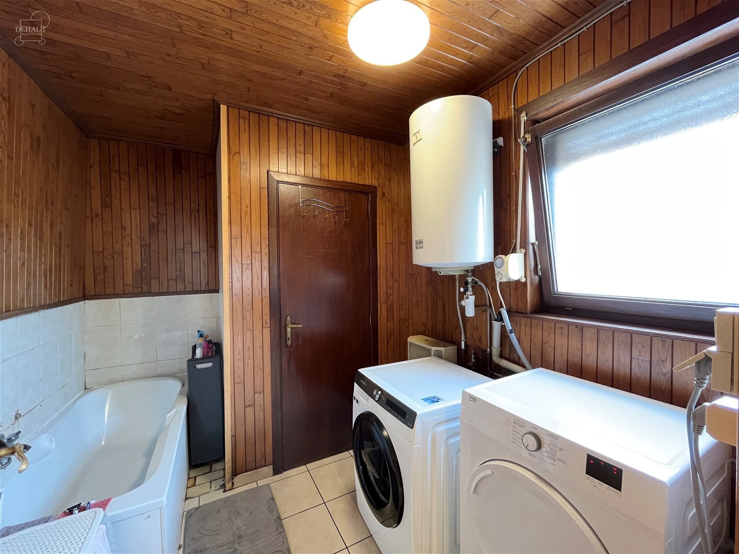 Halfvrijstaand huis bestaande uit een inkomhal, een woonkamer, een ingerichte keuken, een bijkeuken, een badkamer, twee slaapkamers en een betegeld te...
