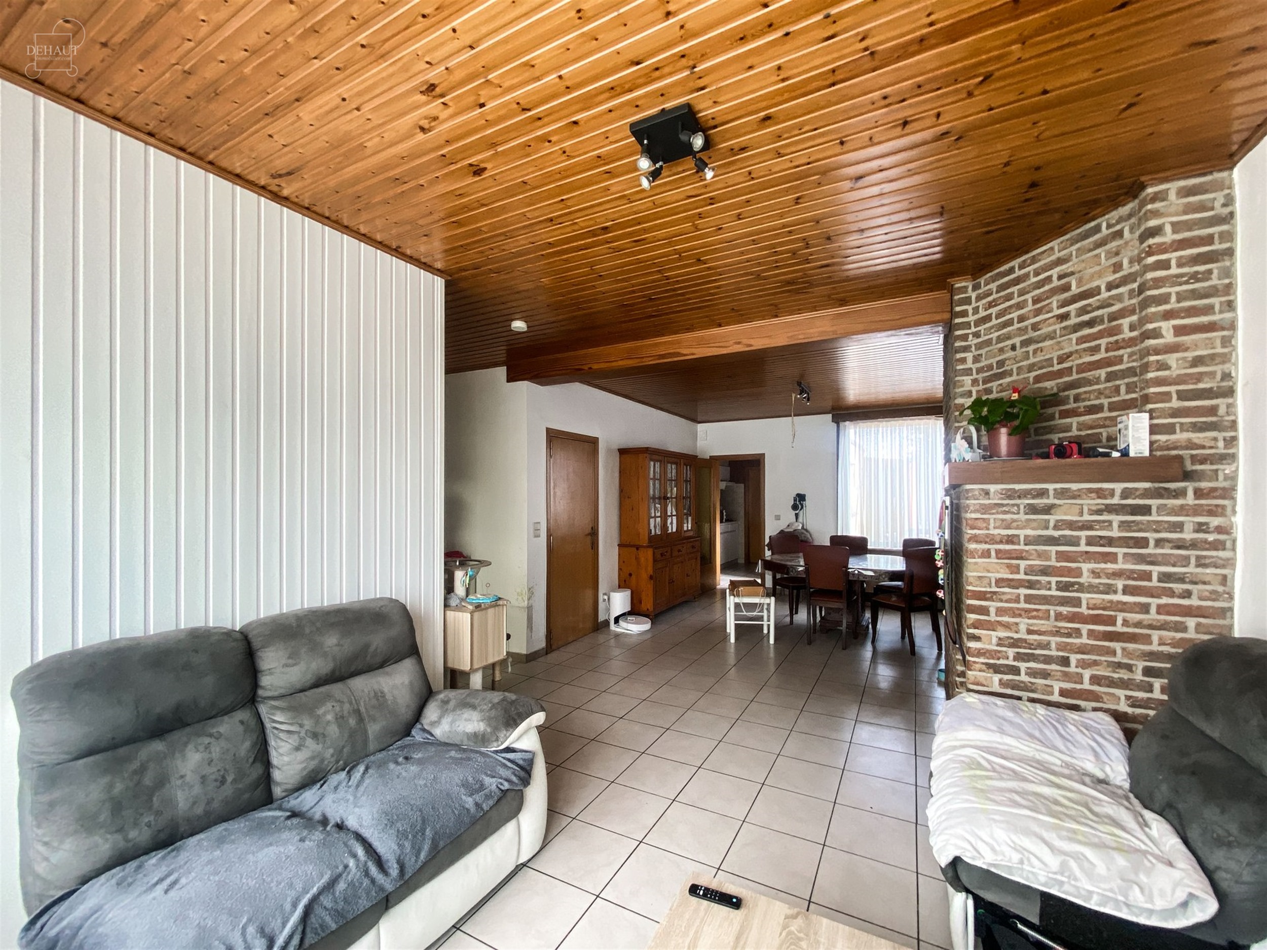 Halfvrijstaand huis bestaande uit een inkomhal, een woonkamer, een ingerichte keuken, een bijkeuken, een badkamer, twee slaapkamers en een betegeld te...