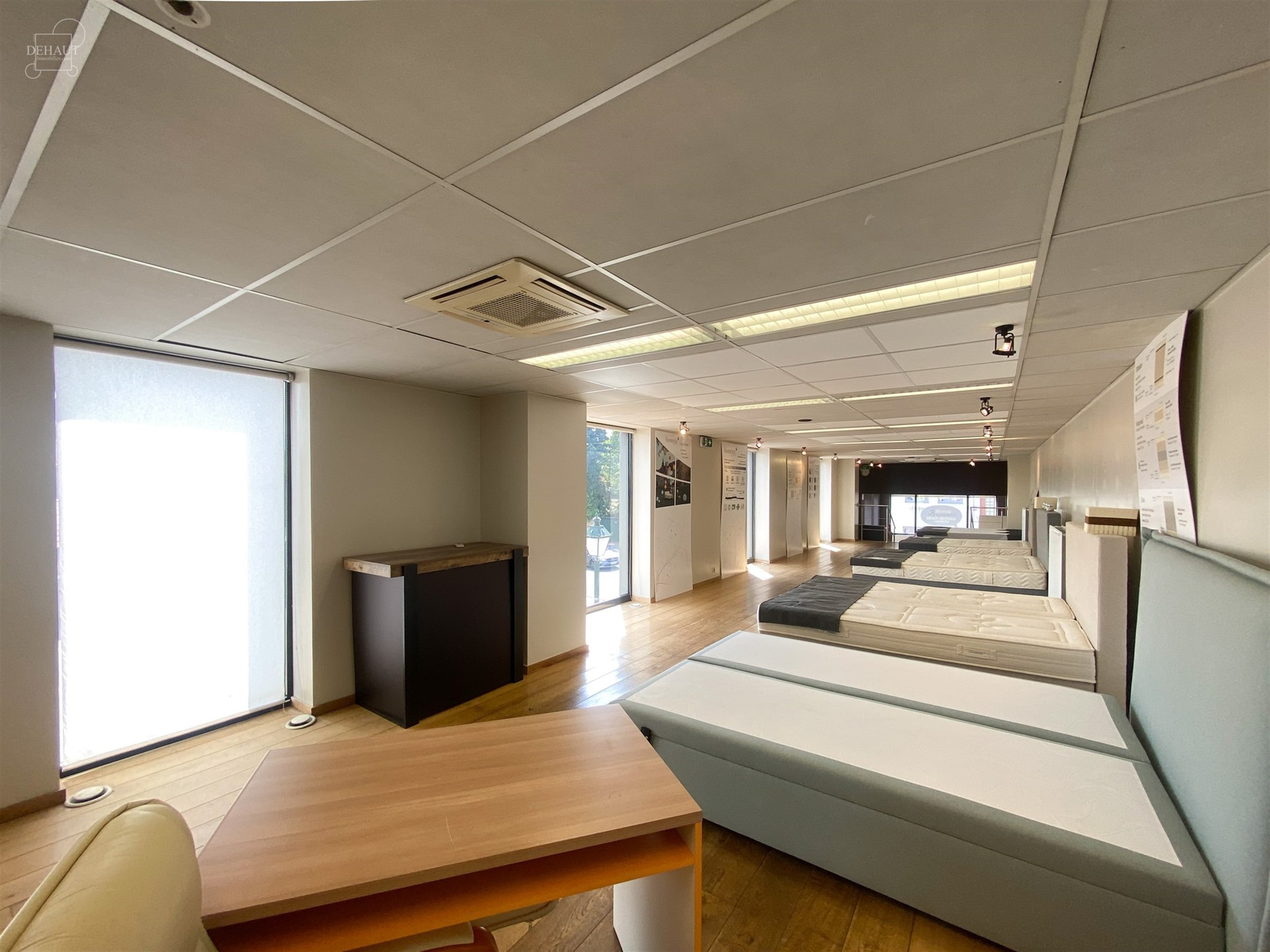 Goed zichtbaar winkelpand, ideaal gelegen in het centrum van Comines. Groot bedrijf van ongeveer 105m² op de begane grond, showroom op de bovenverdie...