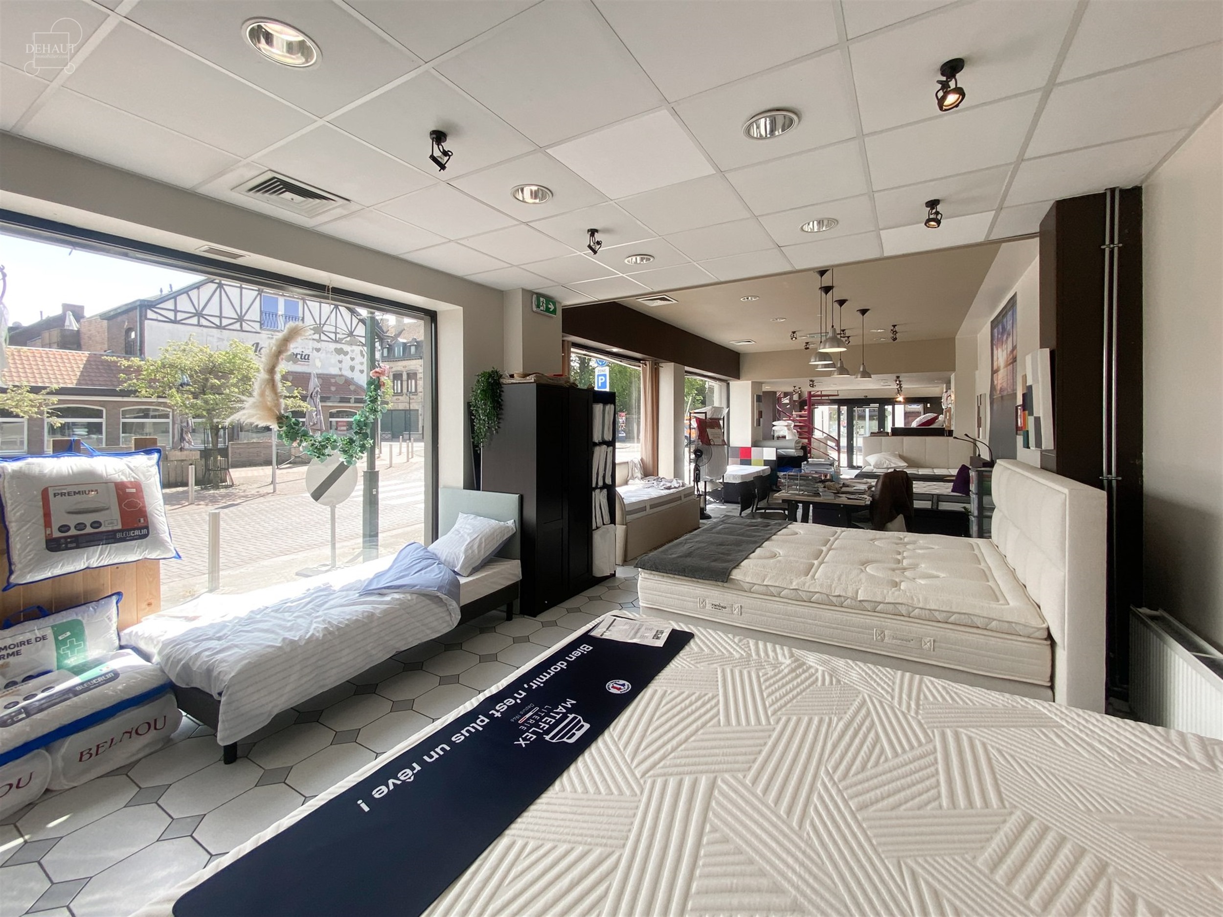 Goed zichtbaar winkelpand, ideaal gelegen in het centrum van Comines. Groot bedrijf van ongeveer 105m² op de begane grond, showroom op de bovenverdie...