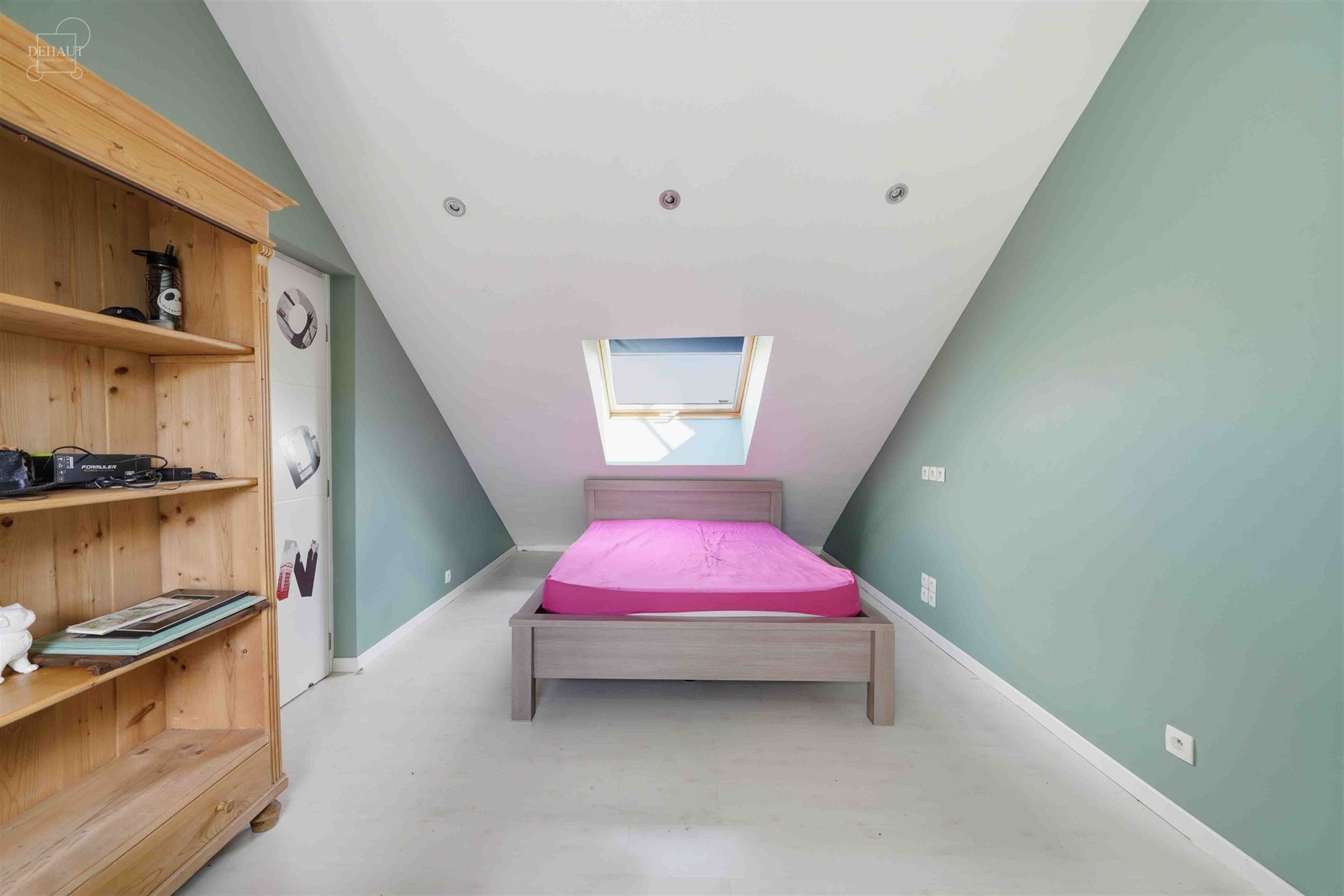 Aantrekkelijk gebouw voor gemengd gebruik, gerenoveerd in 2006, bestaande uit een winkel en een duplexwoning.
De begane grond bestaat uit een kapsalo...