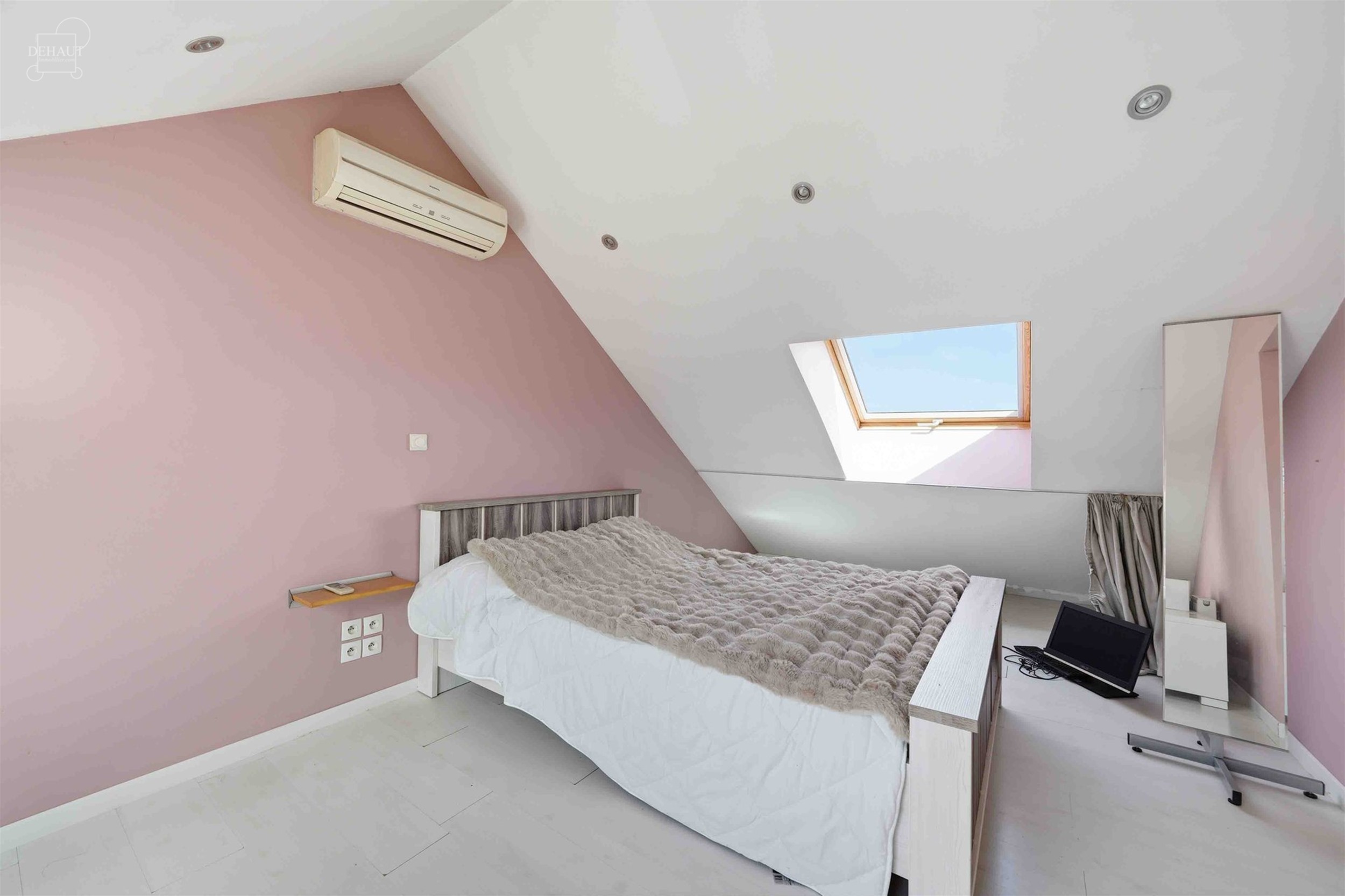 Aantrekkelijk gebouw voor gemengd gebruik, gerenoveerd in 2006, bestaande uit een winkel en een duplexwoning.
De begane grond bestaat uit een kapsalo...