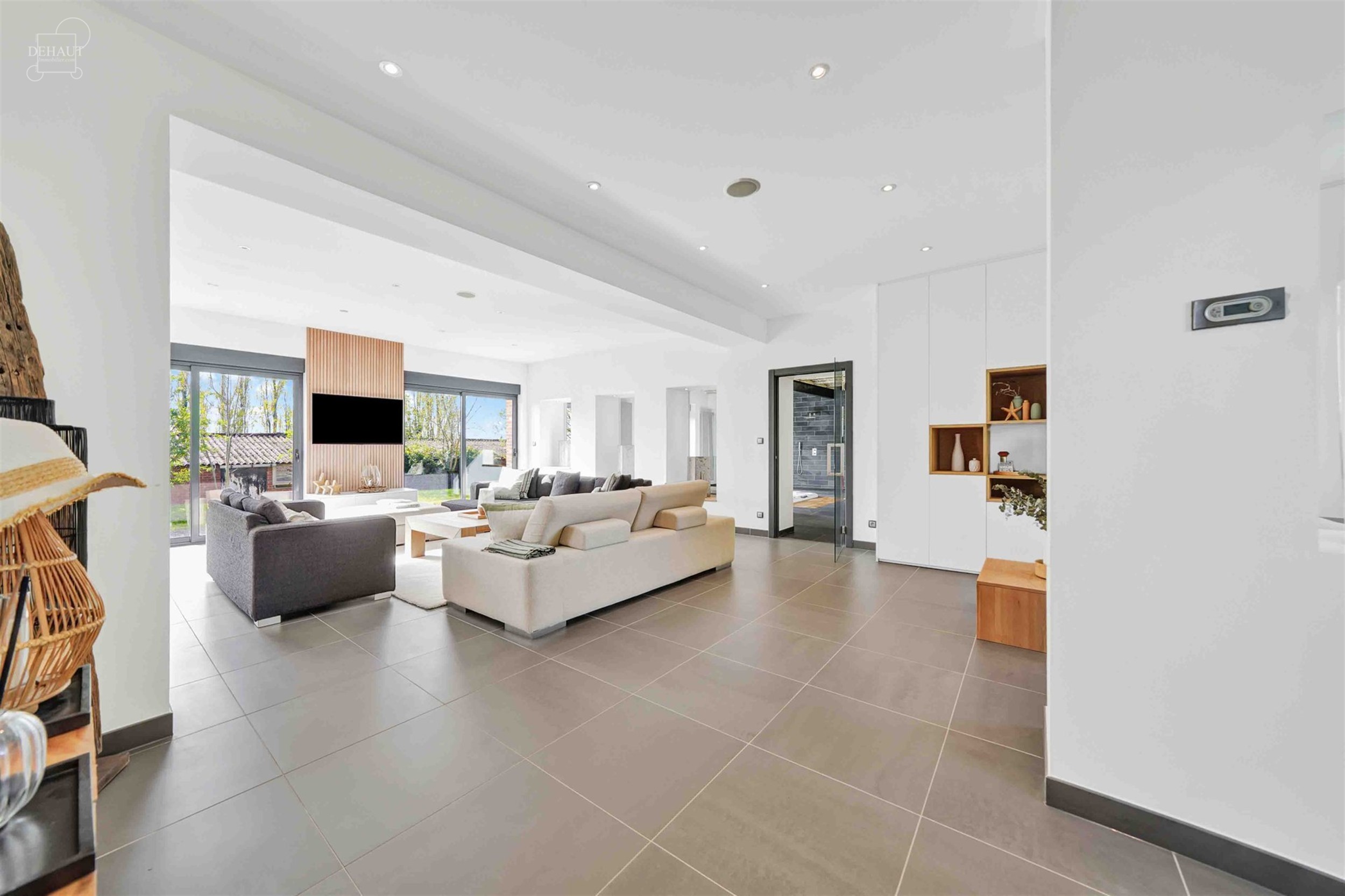 Luxueux corps de ferme bénéficiant d'un cadre d'exception et de volumes remarquables. Cette belle rénovation se distingue par son espace bien-être...