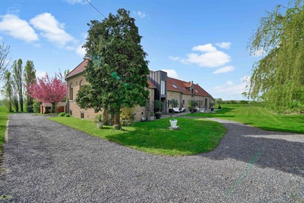 Luxueux corps de ferme bénéficiant d'un cadre d'exception et de volumes remarquables. Cette belle rénovation se distingue par son espace bien-être...
