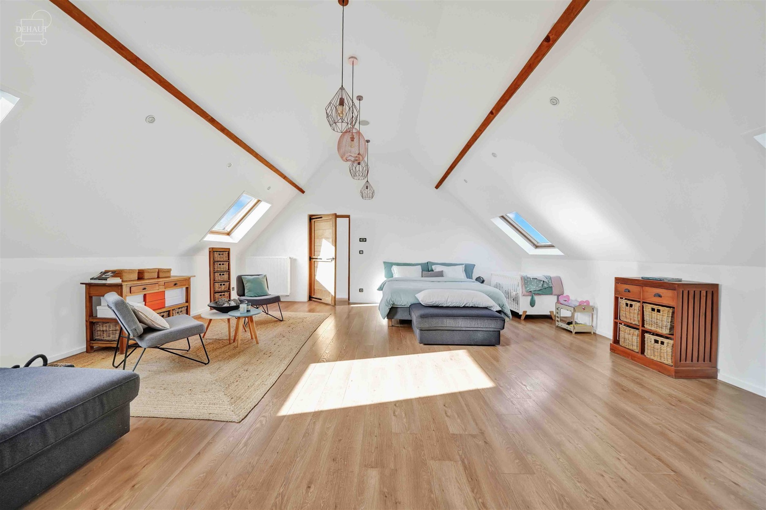 Luxueux corps de ferme bénéficiant d'un cadre d'exception et de volumes remarquables. Cette belle rénovation se distingue par son espace bien-être...