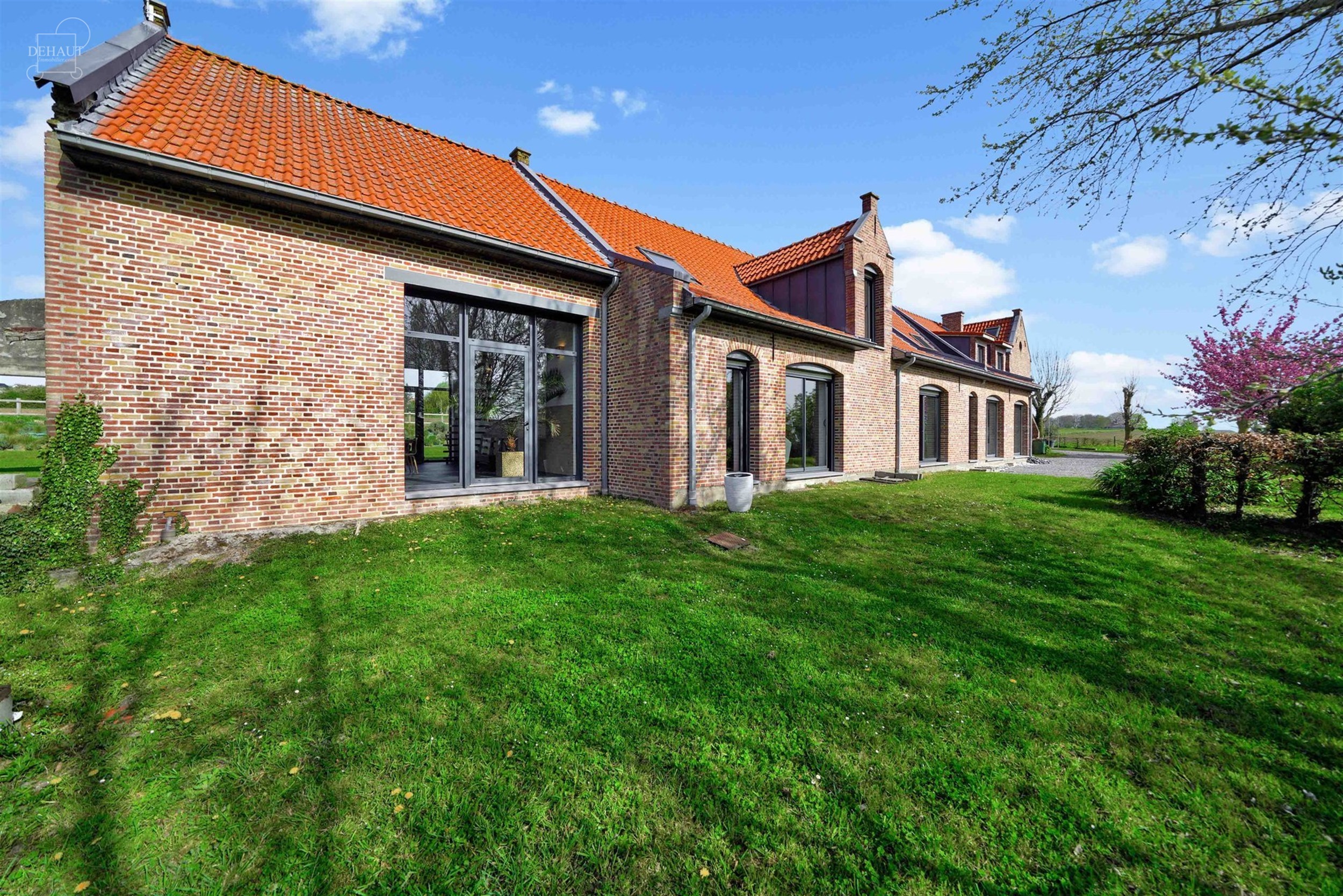 Luxueux corps de ferme bénéficiant d'un cadre d'exception et de volumes remarquables. Cette belle rénovation se distingue par son espace bien-être...