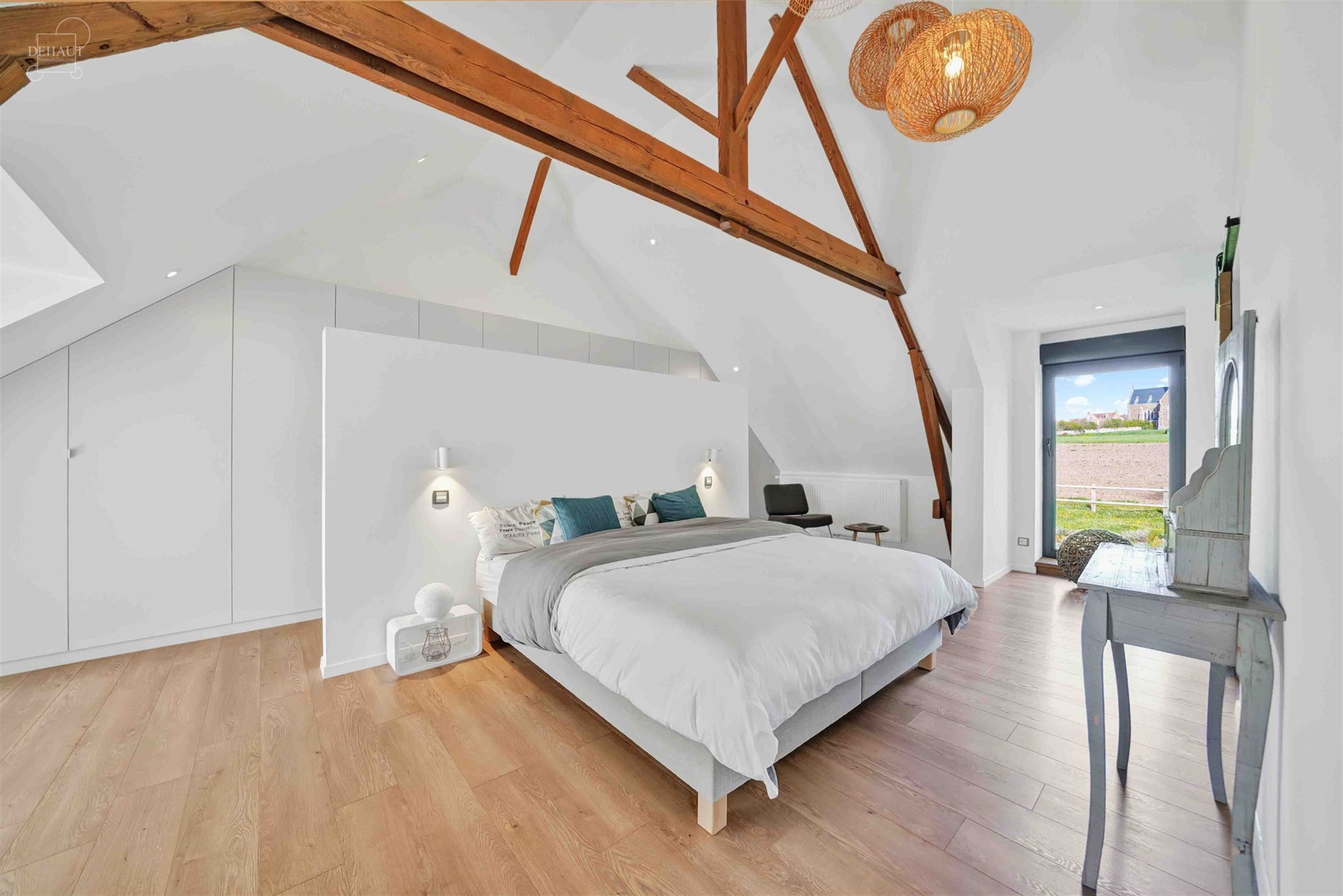 Luxueux corps de ferme bénéficiant d'un cadre d'exception et de volumes remarquables. Cette belle rénovation se distingue par son espace bien-être...