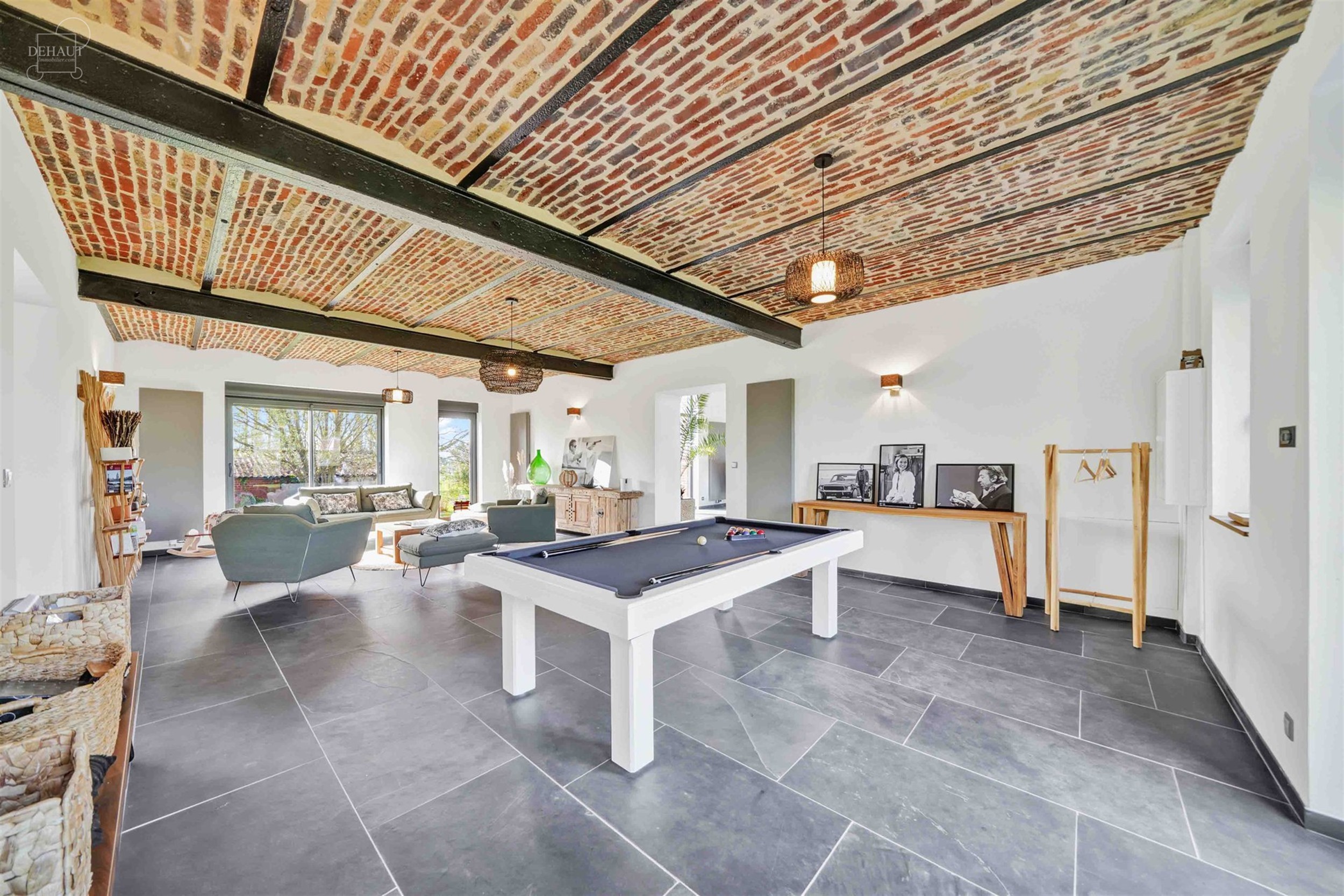 Luxueux corps de ferme bénéficiant d'un cadre d'exception et de volumes remarquables. Cette belle rénovation se distingue par son espace bien-être...