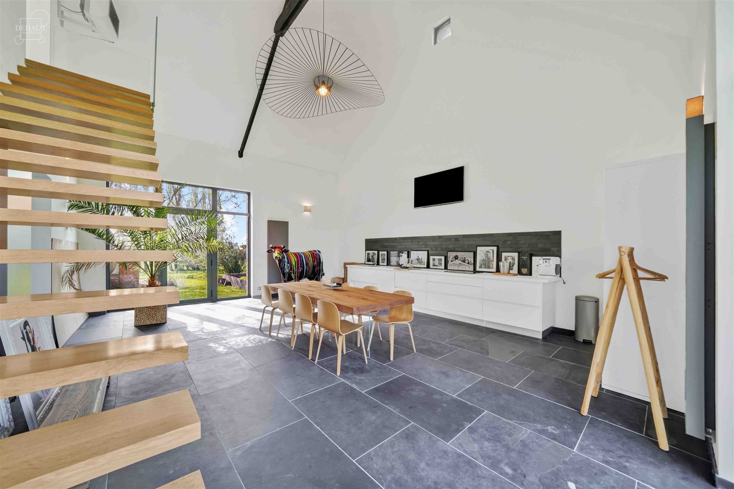 Luxueux corps de ferme bénéficiant d'un cadre d'exception et de volumes remarquables. Cette belle rénovation se distingue par son espace bien-être...