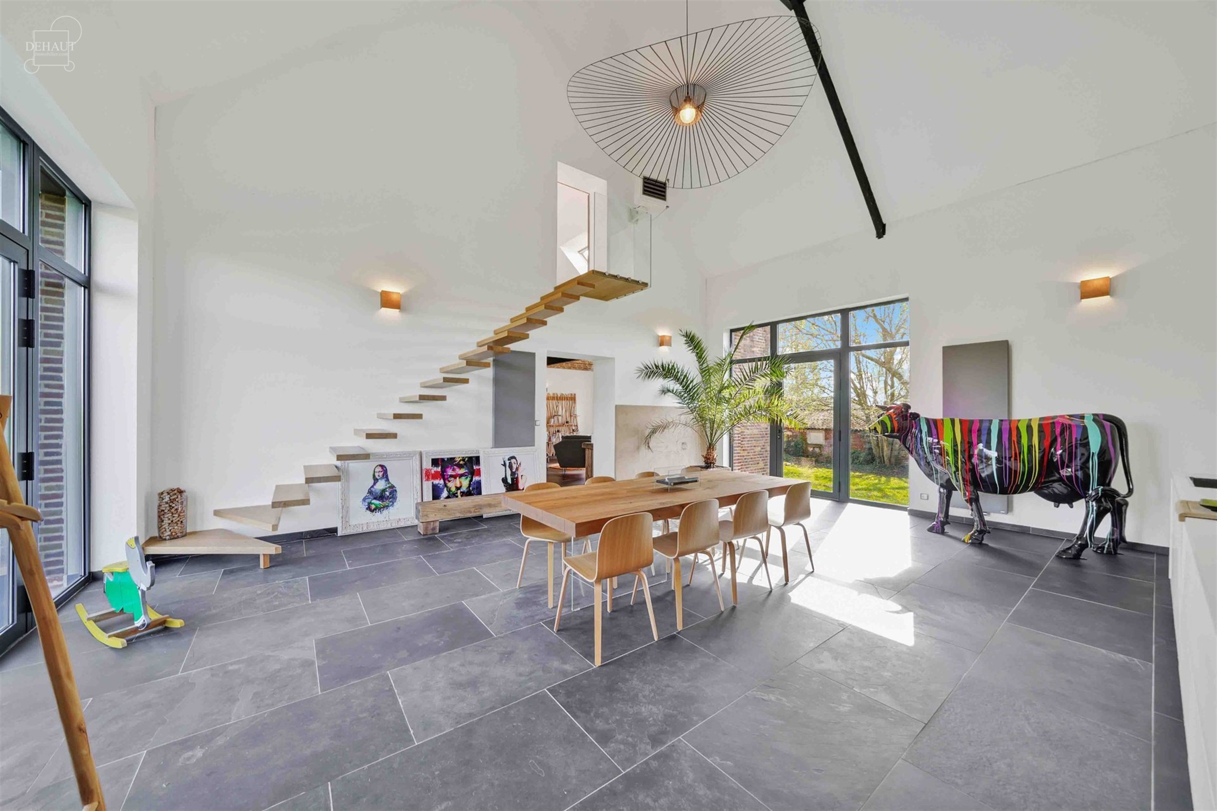 Luxueux corps de ferme bénéficiant d'un cadre d'exception et de volumes remarquables. Cette belle rénovation se distingue par son espace bien-être...