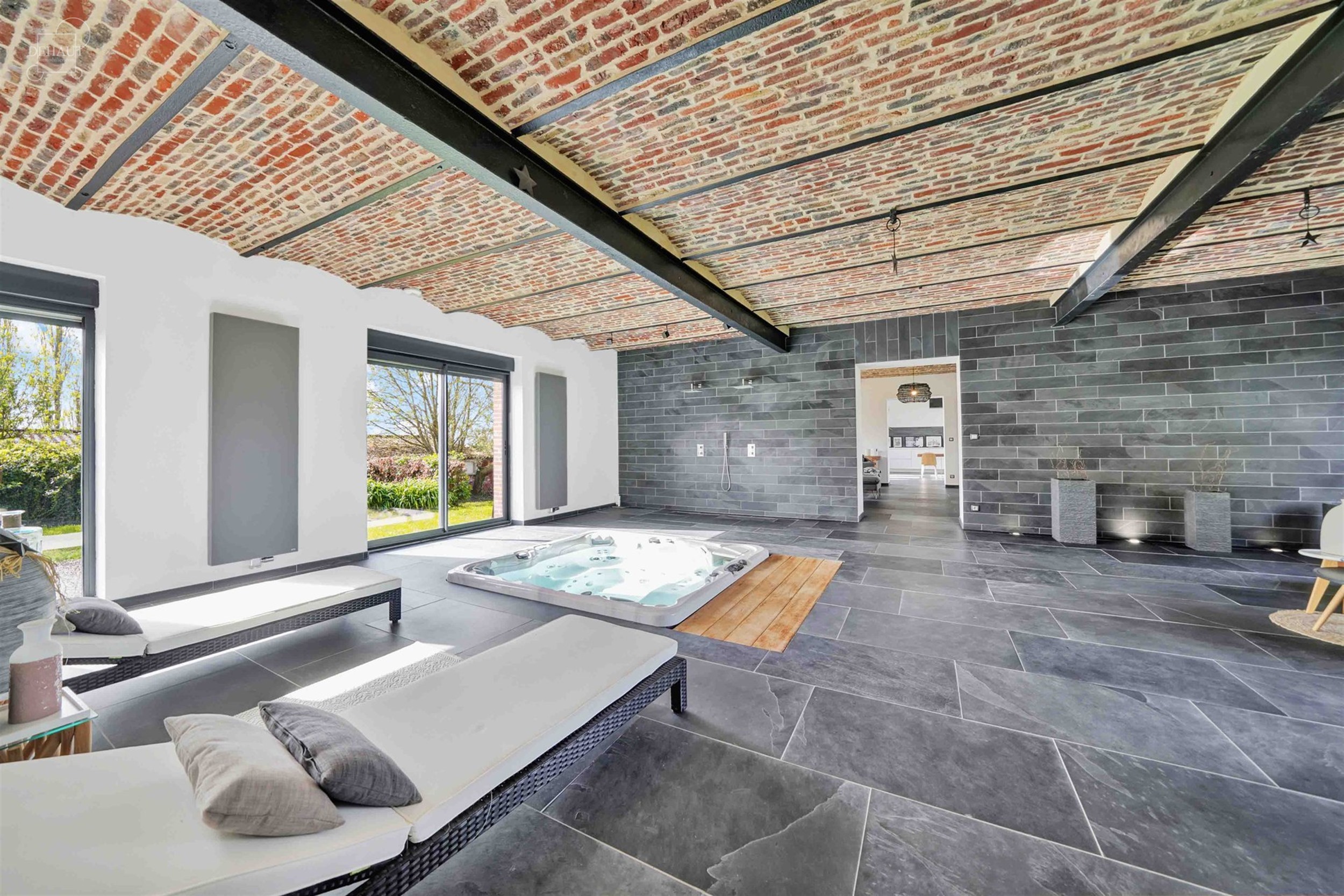 Luxueux corps de ferme bénéficiant d'un cadre d'exception et de volumes remarquables. Cette belle rénovation se distingue par son espace bien-être...