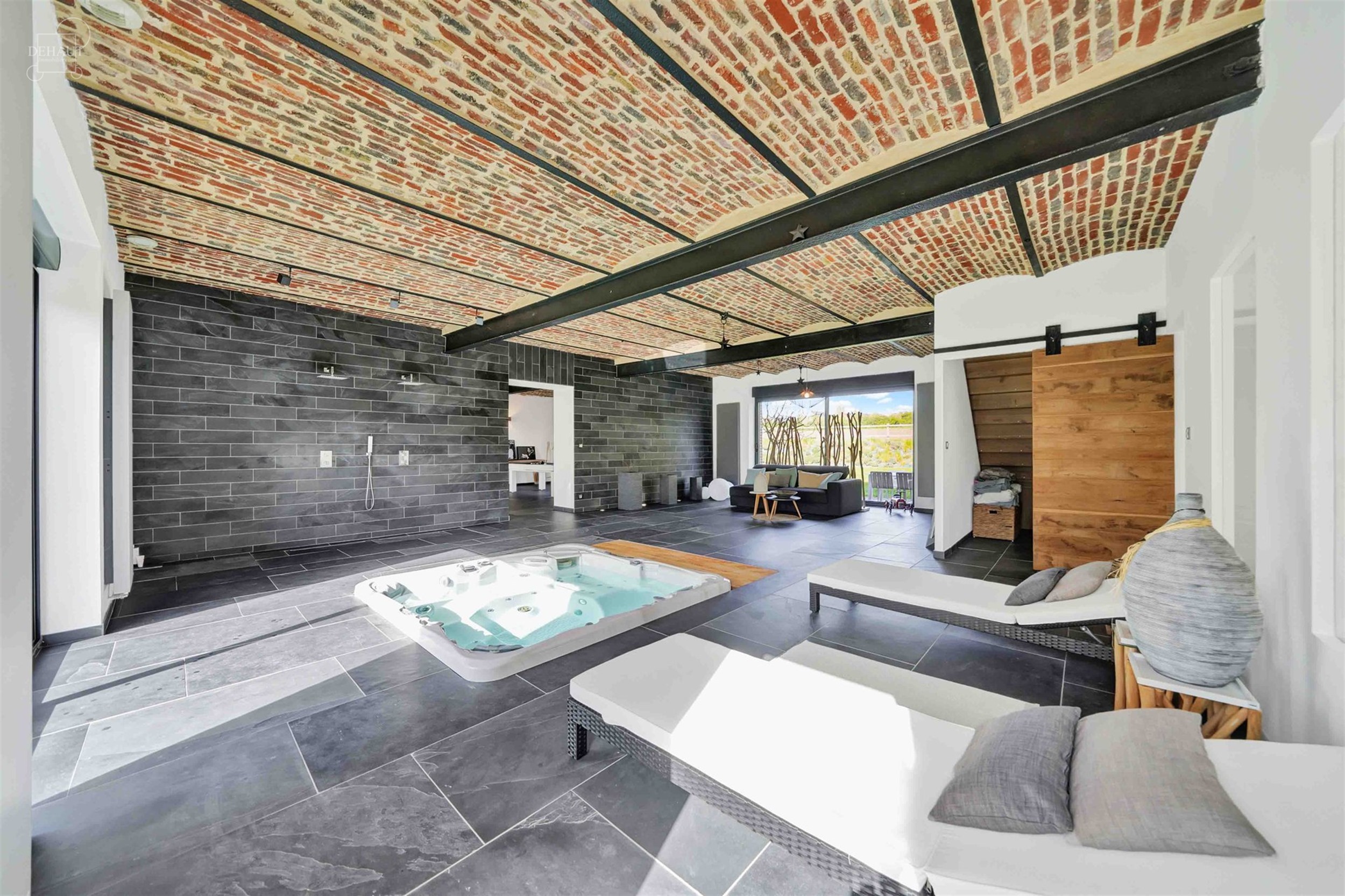 Luxueux corps de ferme bénéficiant d'un cadre d'exception et de volumes remarquables. Cette belle rénovation se distingue par son espace bien-être...