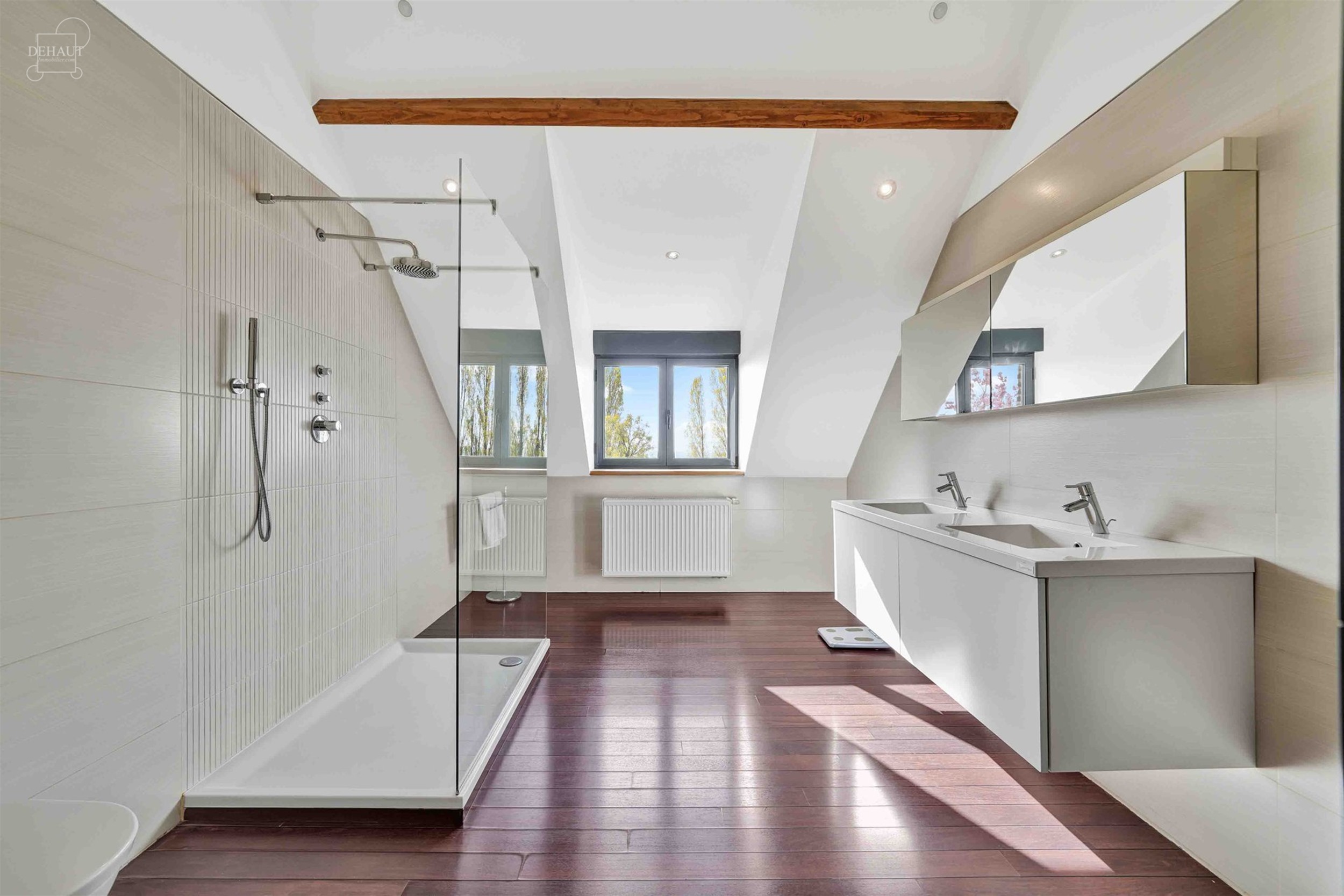 Luxueux corps de ferme bénéficiant d'un cadre d'exception et de volumes remarquables. Cette belle rénovation se distingue par son espace bien-être...