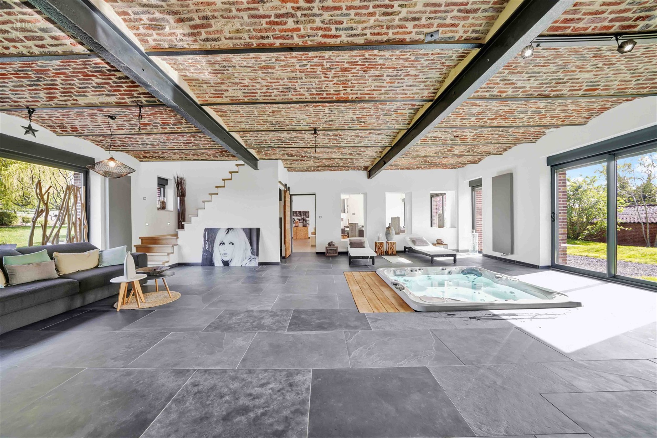 Luxueux corps de ferme bénéficiant d'un cadre d'exception et de volumes remarquables. Cette belle rénovation se distingue par son espace bien-être...