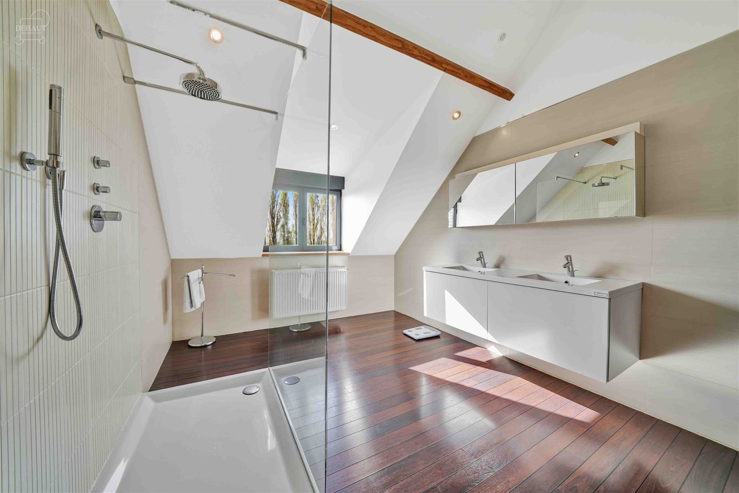 Luxueux corps de ferme bénéficiant d'un cadre d'exception et de volumes remarquables. Cette belle rénovation se distingue par son espace bien-être...