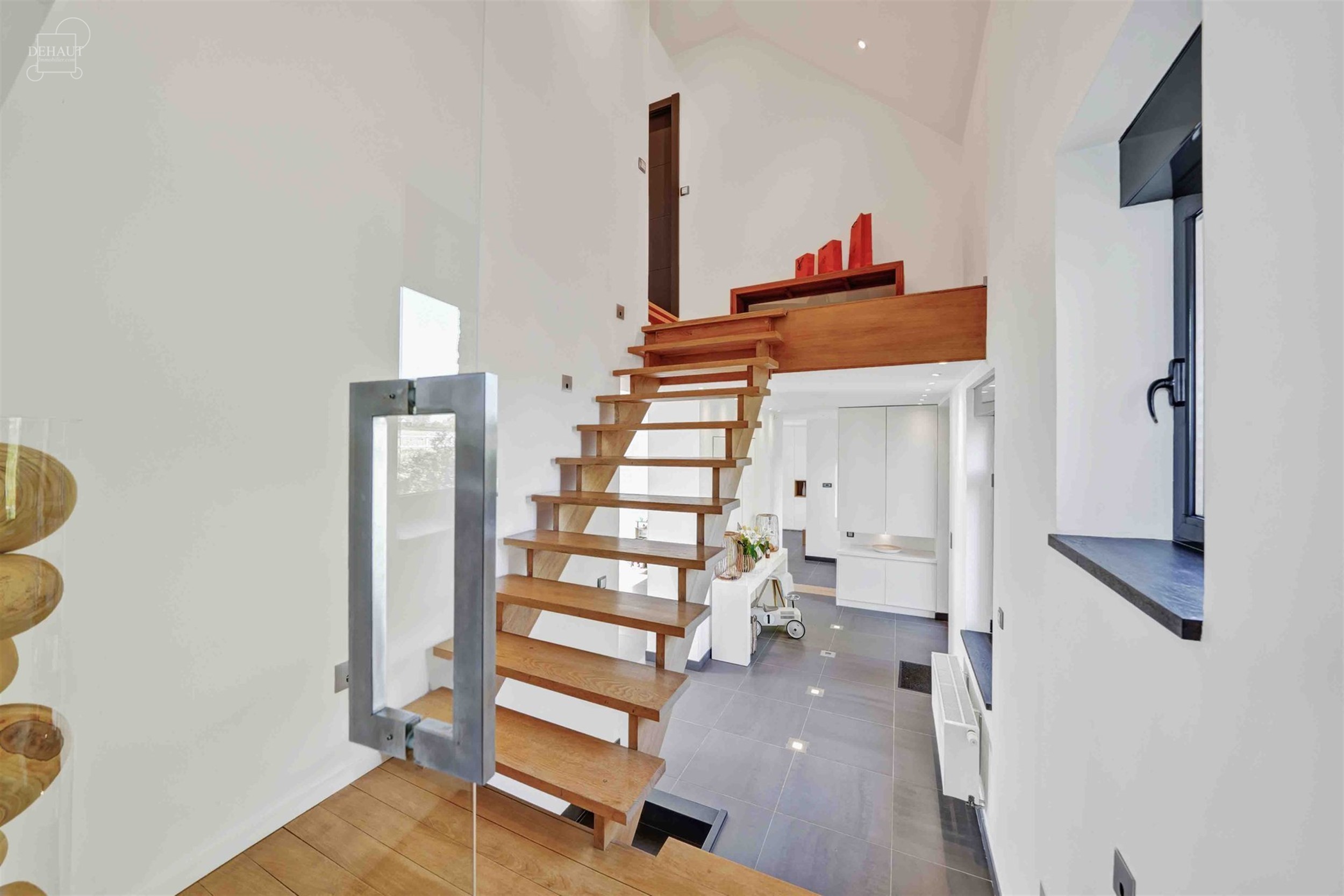 Luxueux corps de ferme bénéficiant d'un cadre d'exception et de volumes remarquables. Cette belle rénovation se distingue par son espace bien-être...