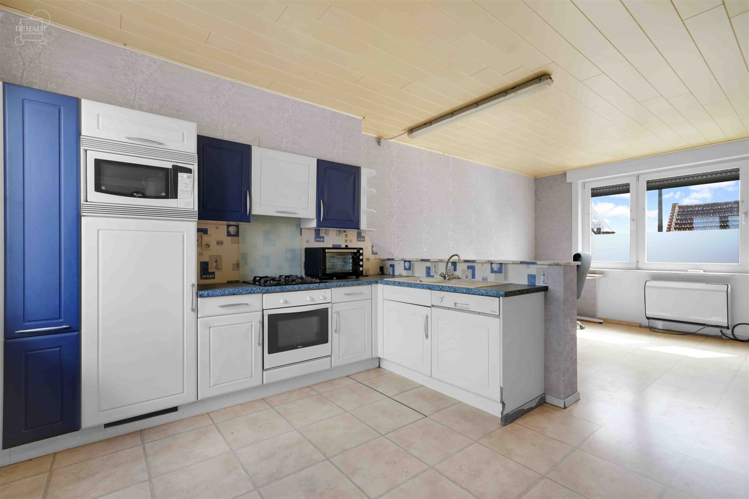 Mooi huis om af te bouwen, met een garage van ca. 55m² op de begane grond, een open woonruimte met keuken, een ruwbouw voor verbouwing en een zolder ...