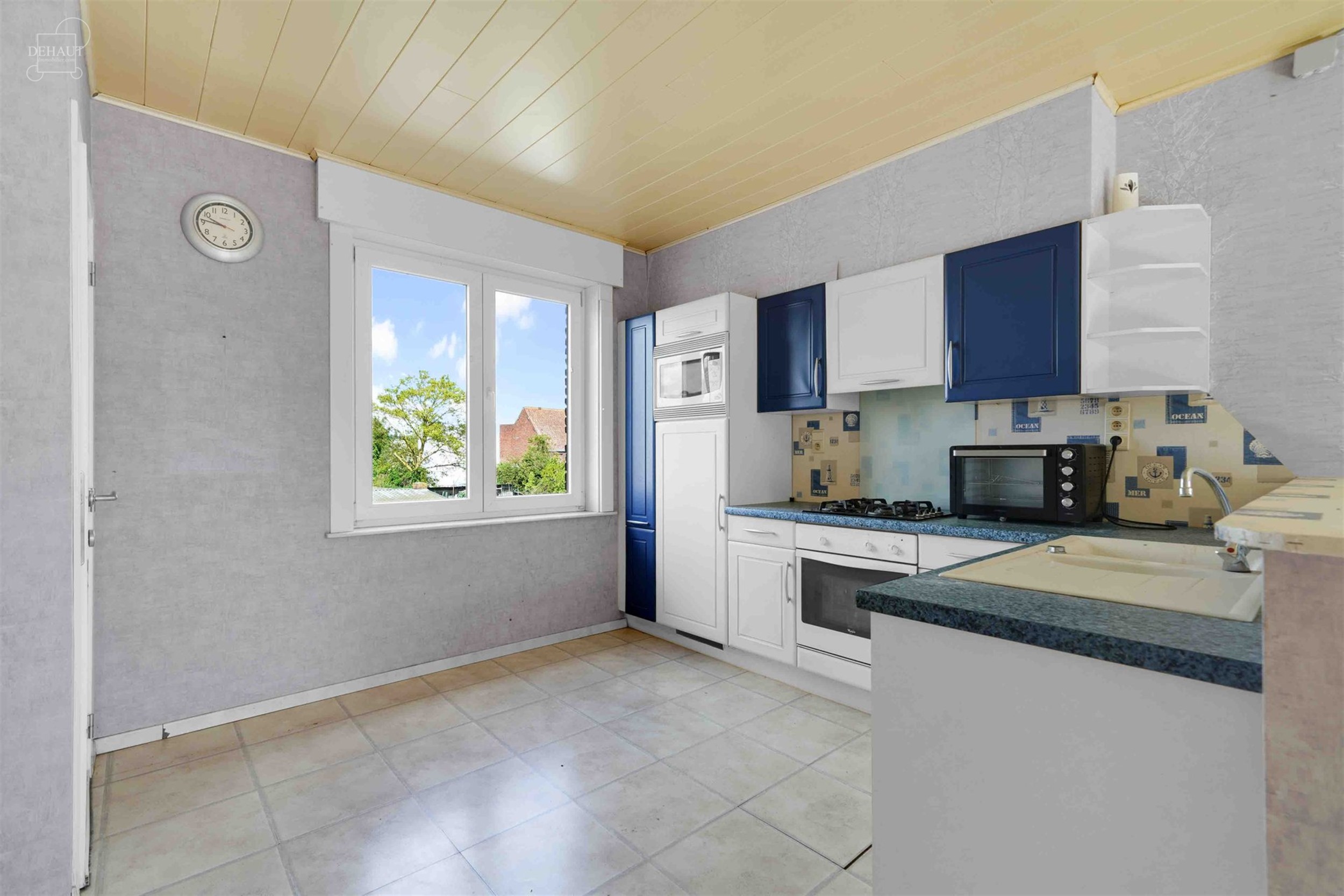 Mooi huis om af te bouwen, met een garage van ca. 55m² op de begane grond, een open woonruimte met keuken, een ruwbouw voor verbouwing en een zolder ...